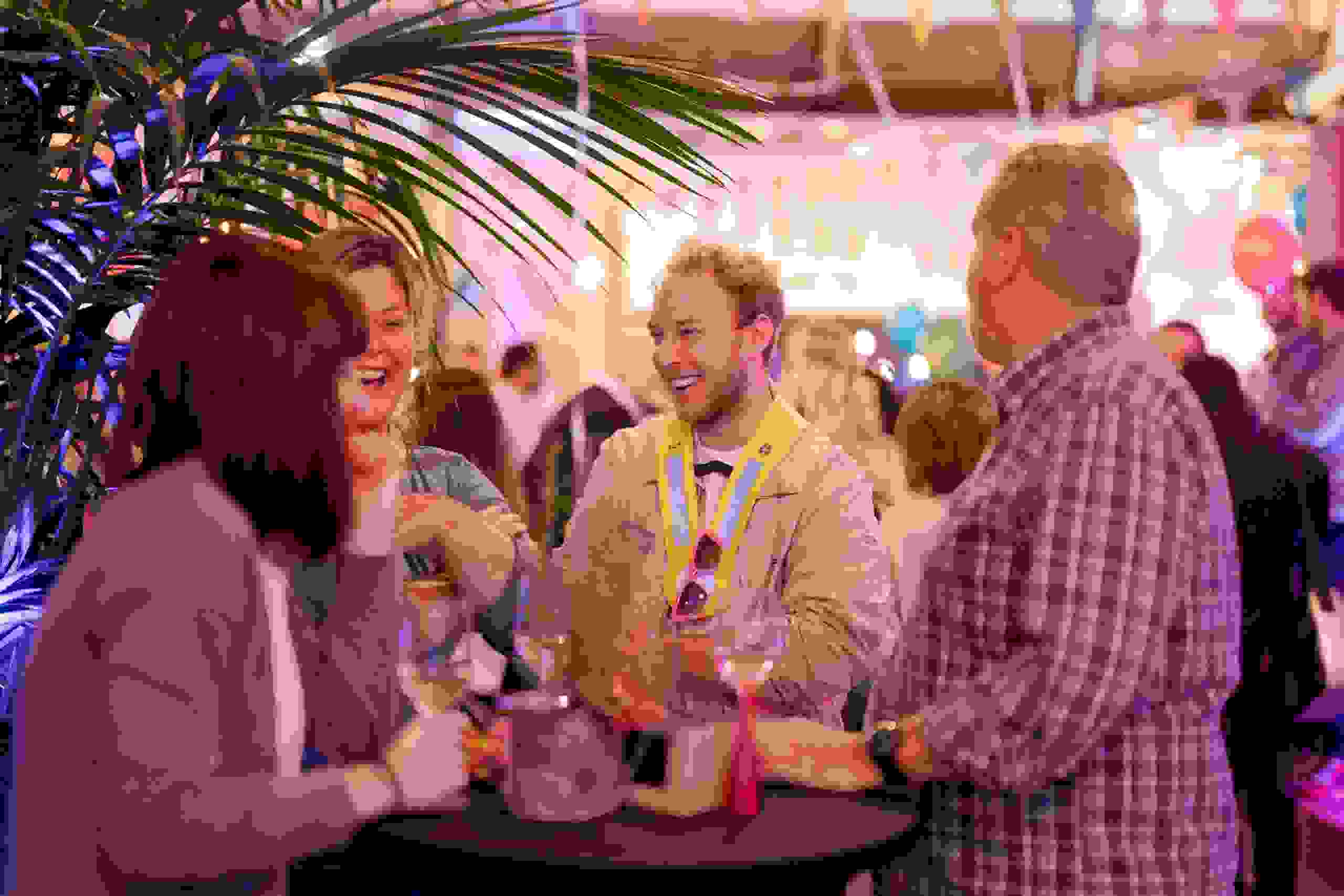 Thierry im Gespräch mit Gästen bei stimmungsvoller evenjo Sause. Begegnung, Networking, Live-Kommunikation, Eventgestaltung, Markenerlebnis, Brand Experience, Eventplanung, Publicevent, Eventagentur Bern, Corporate-Event, Mitarbeiteranlass, Mitarbeiter:innen-Anlass, Live Kommunikation, networking Anlass