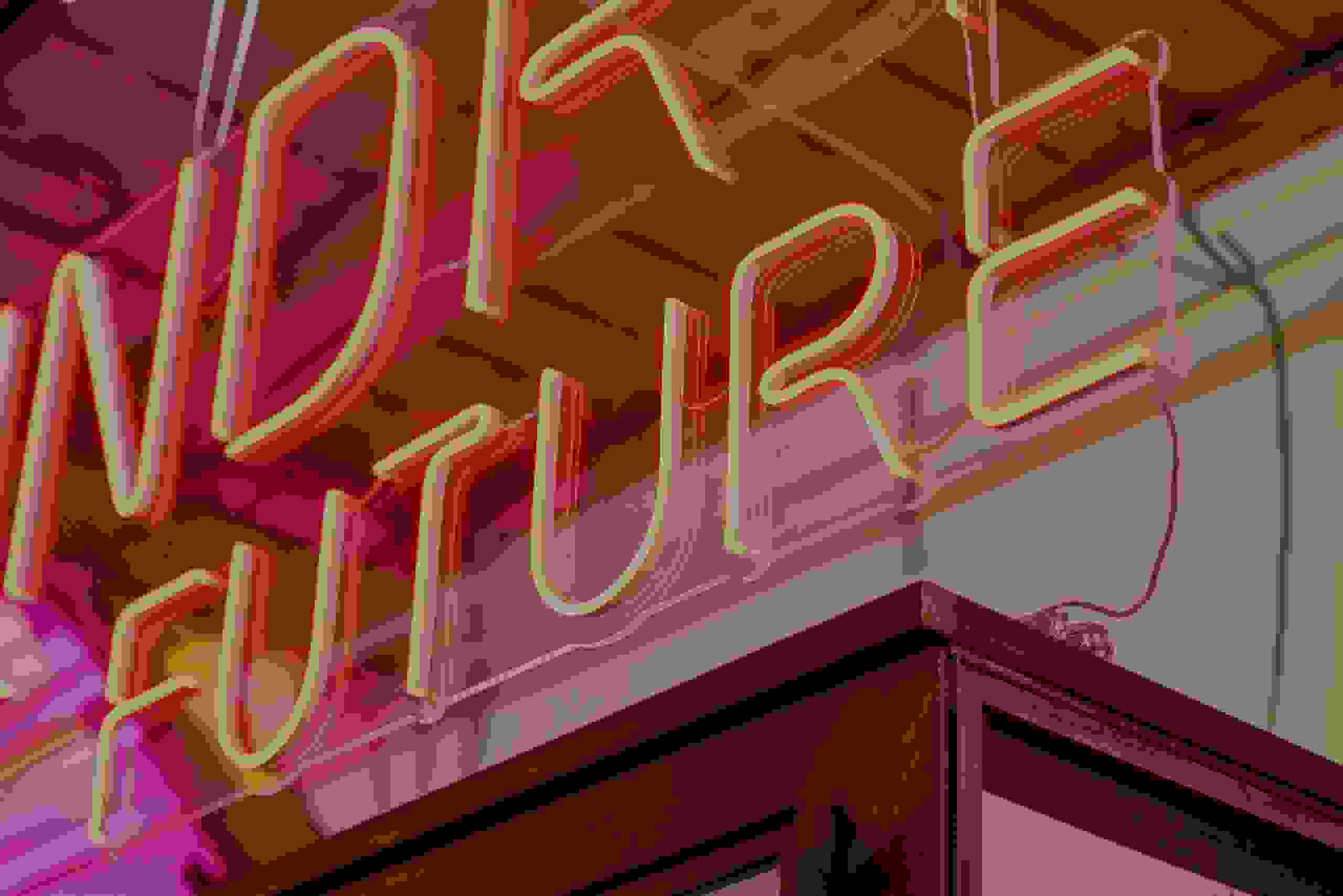 Roter Neon-Schriftzug „Laundry of the Future“ – visionärer Blick auf die Textilbranche von morgen. Zukunftsdesign, Textilbranche, Installationskunst, Innovationsshow, Waschmaschinen-Event, markenerlebnis, Brand Experience, Riithalle Zürich, Dekoration, jubiläumsfeier, mitarbeiteranlass, live kommunikation