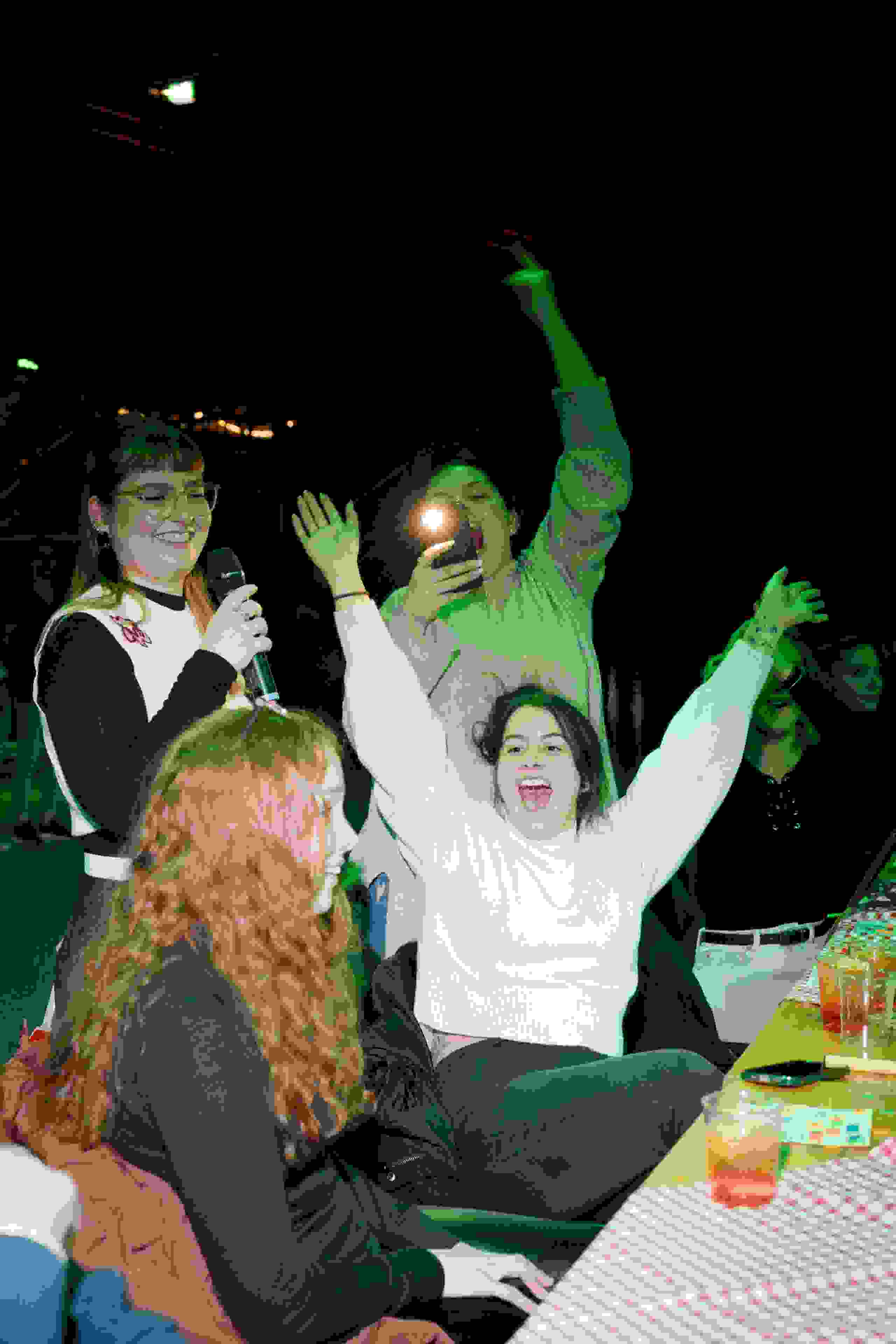 Junge Lotto-besucherinnen jubeln begeistert beim Lotto-Gewinn. pure Energie und Interaktion beim Public Event.
Lotto, Festivalstimmung, Public Event, Gästeinteraktion, Gurtenfestival, eventagentur bern, Eventtechnik, live kommunikation