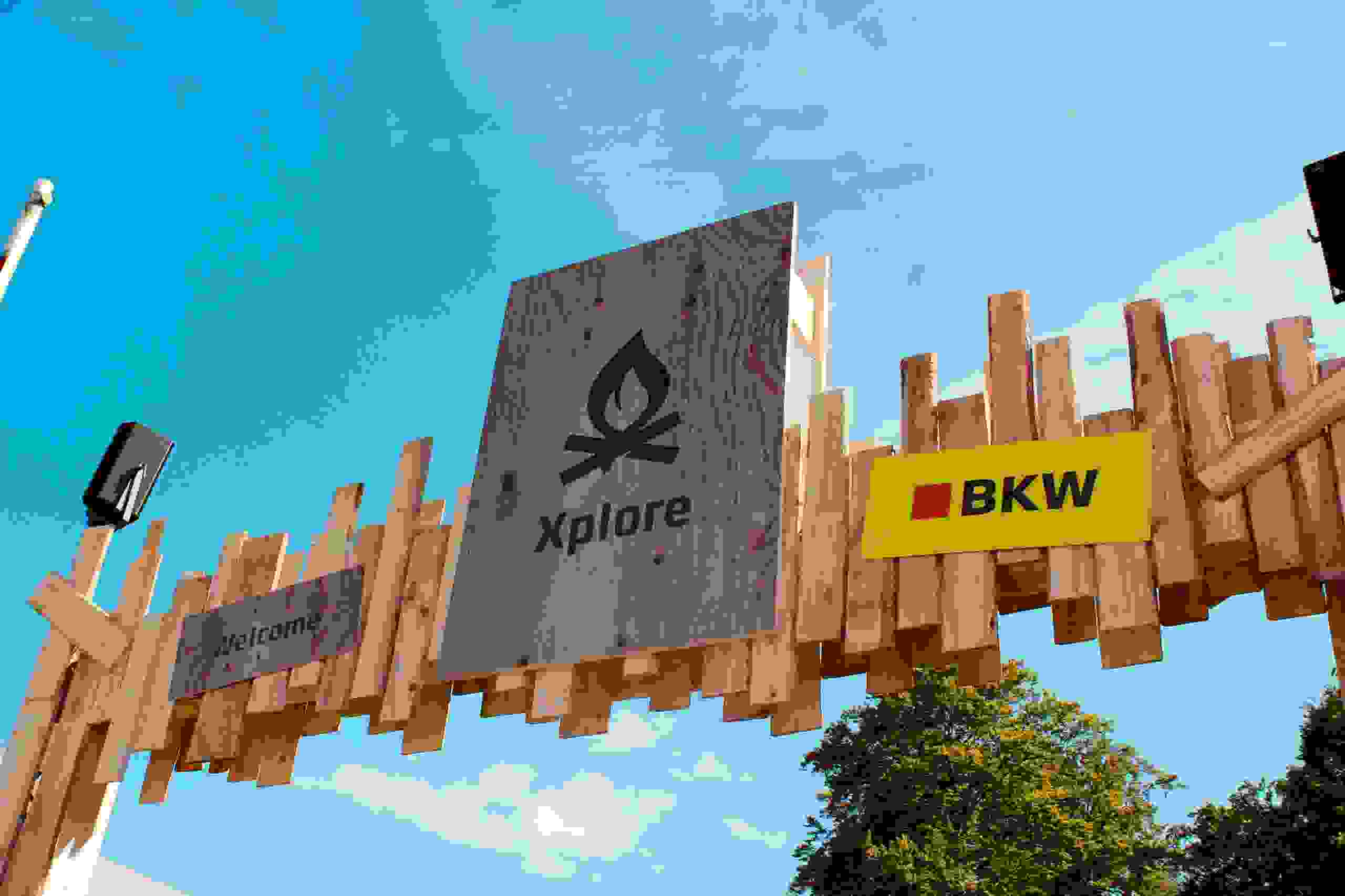 Willkommensschild beim XPLORE Event von BKW – Outdoor Markenerlebnis, markenerlebnis, Brand Experience, mitarbeiteranlass, live kommunikation, Corporate-Event, eventagentur bern, BKW, XPLORE, Outdoor Event, eventplanung, jubiläumsfeier, mitarbeiteranlass