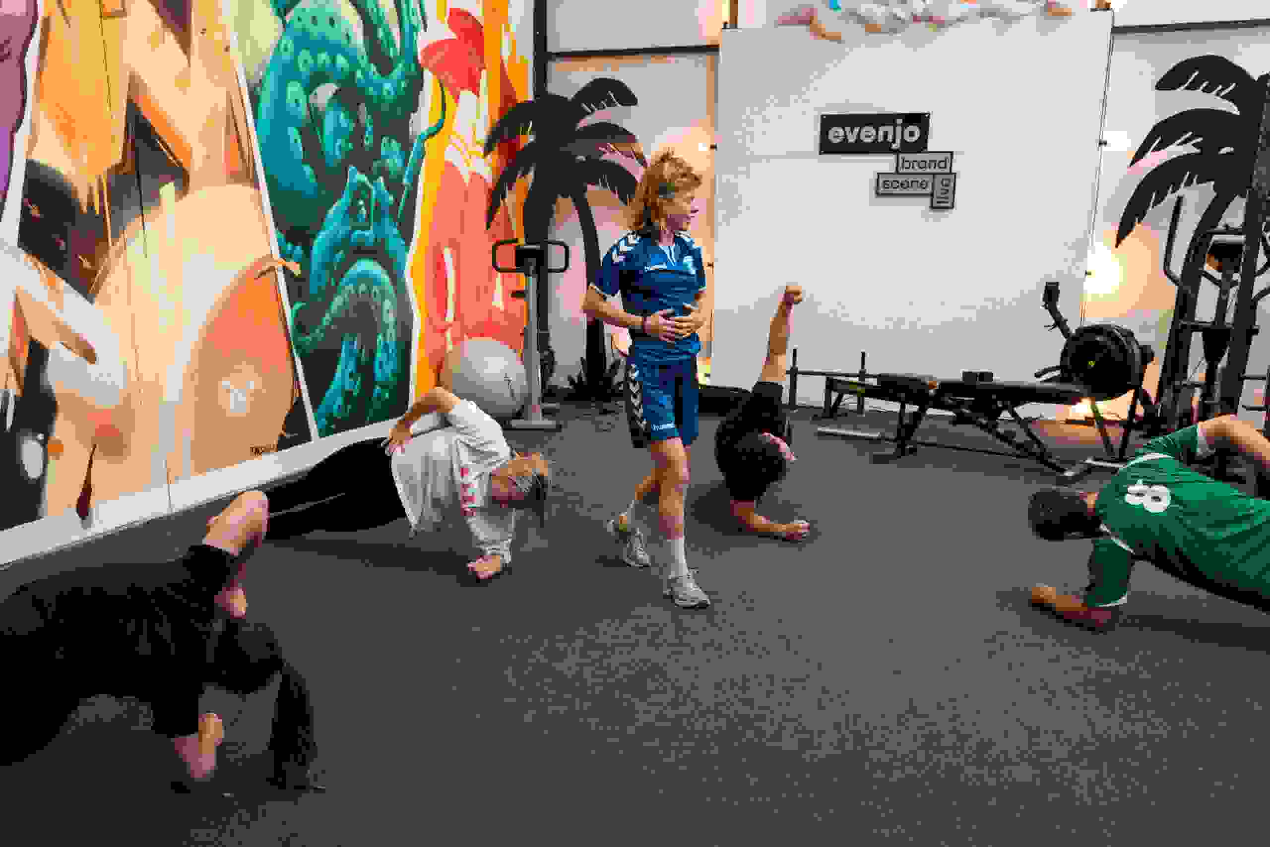 Gruppentraining mit Core-Übungen und professionellem Coaching von Unik bei evenjo im Gym. Functional Fitness, Teamwork, Sport- und Gesundheitsevent. Teamwork, Bewegung, Gesundheitsförderung, Eventplanung, Live-Kommunikation, Brand Experience, Markenerlebnis, Eventagentur Bern, Unik