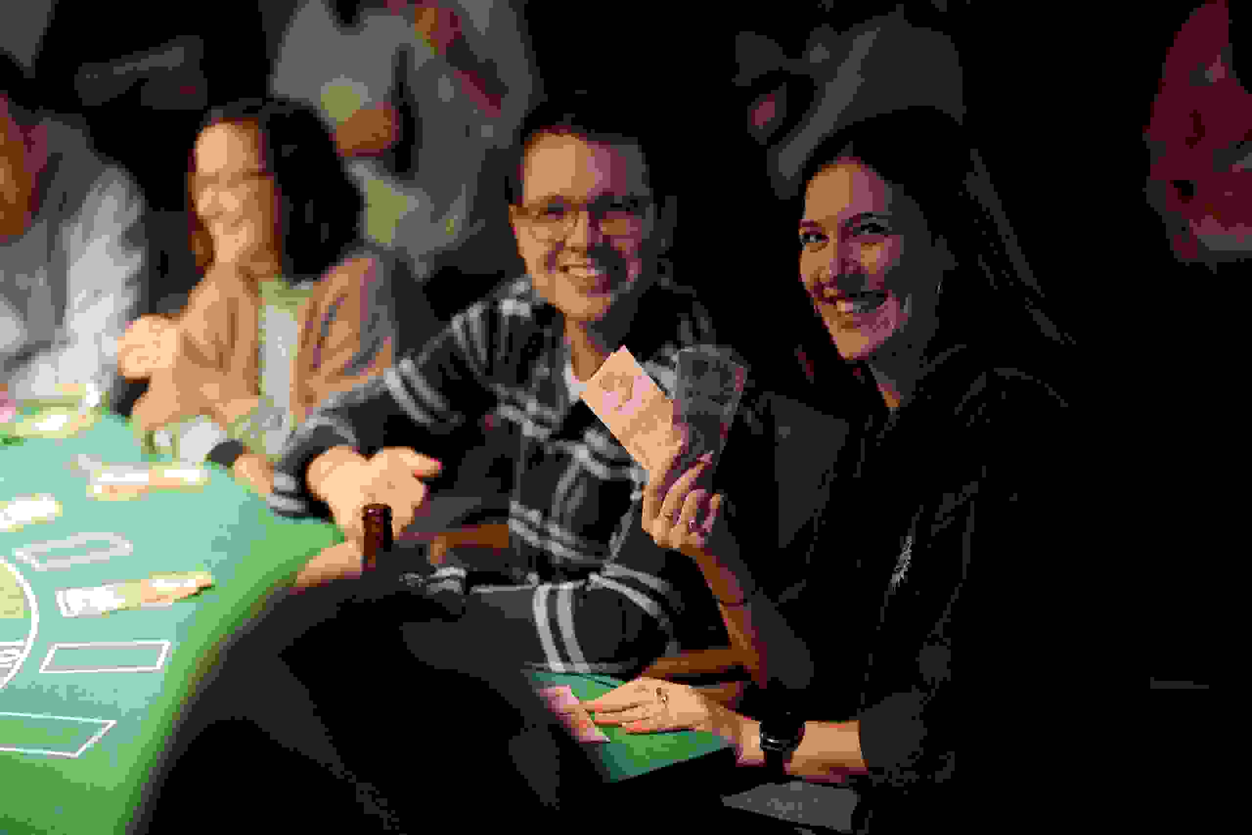 Zwei lachende Gäste halten Spielgeld in den Händen – kreative Eventgestaltung und spielerisches Networking auf höchstem Niveau. Spielgeld, Networking, Mitarbeiterevent, kreative Eventgestaltung, Casino-Elemente, markenerlebnis, Brand Experience, mitarbeiteranlass, live kommunikation, Corporate-Event, Markenerlebnis, eventplanung, jubiläumsfeier, mitarbeiteranlass, teamevent