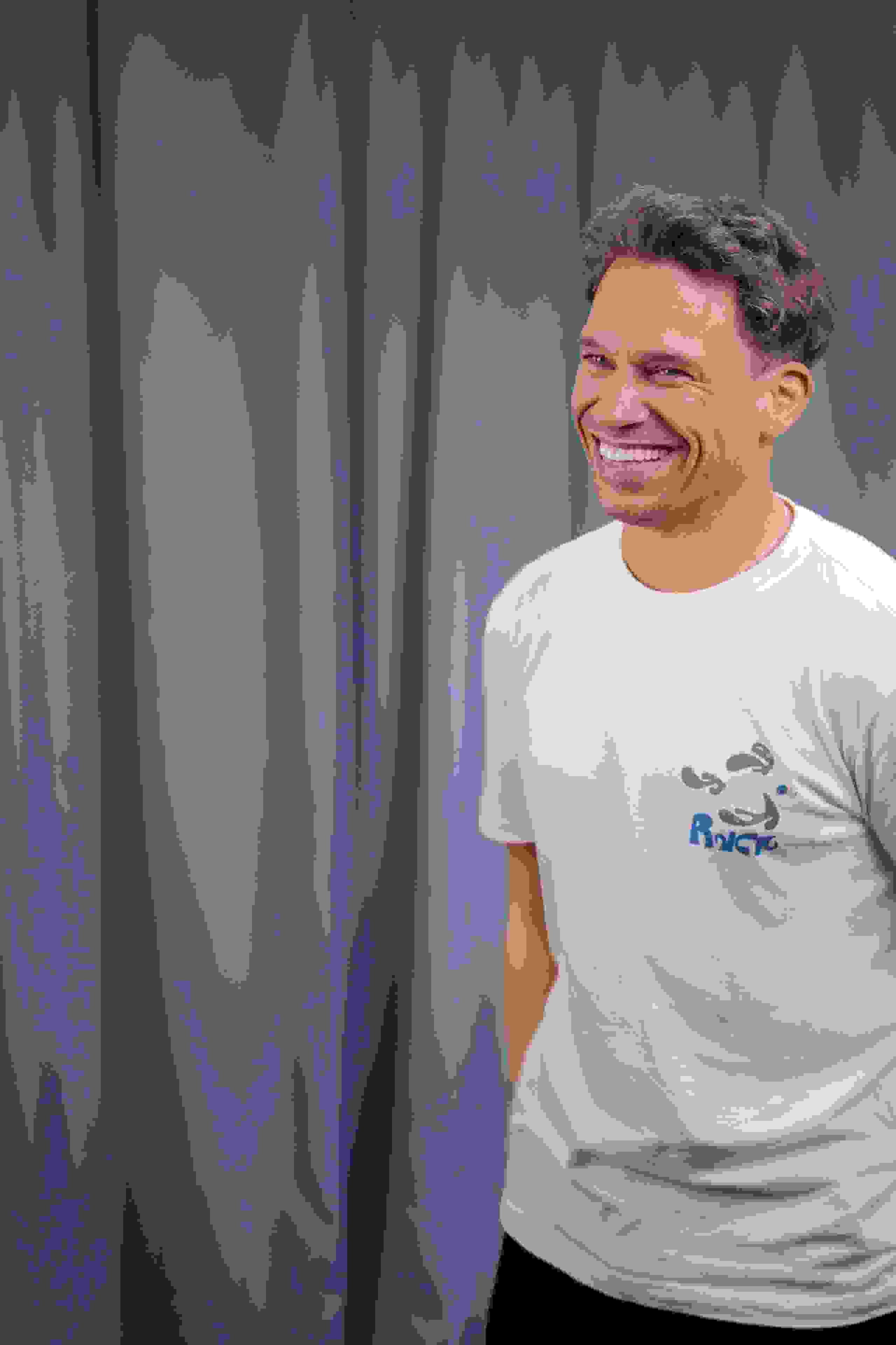 Mitarbeiter Daniel Schmutz der Live Kommunikations Agentur evenjo in lockerer Pose vor hellblauem Studiohintergrund. live kommunikation, Corporate-Event, Eventagentur bern, eventplanung, firmenevents, teamevents bern, jubiläumsfeier, networking anlass, mitarbeiteranlass, evenjo-Team, Technik, Senior Projektleitung, Beratung