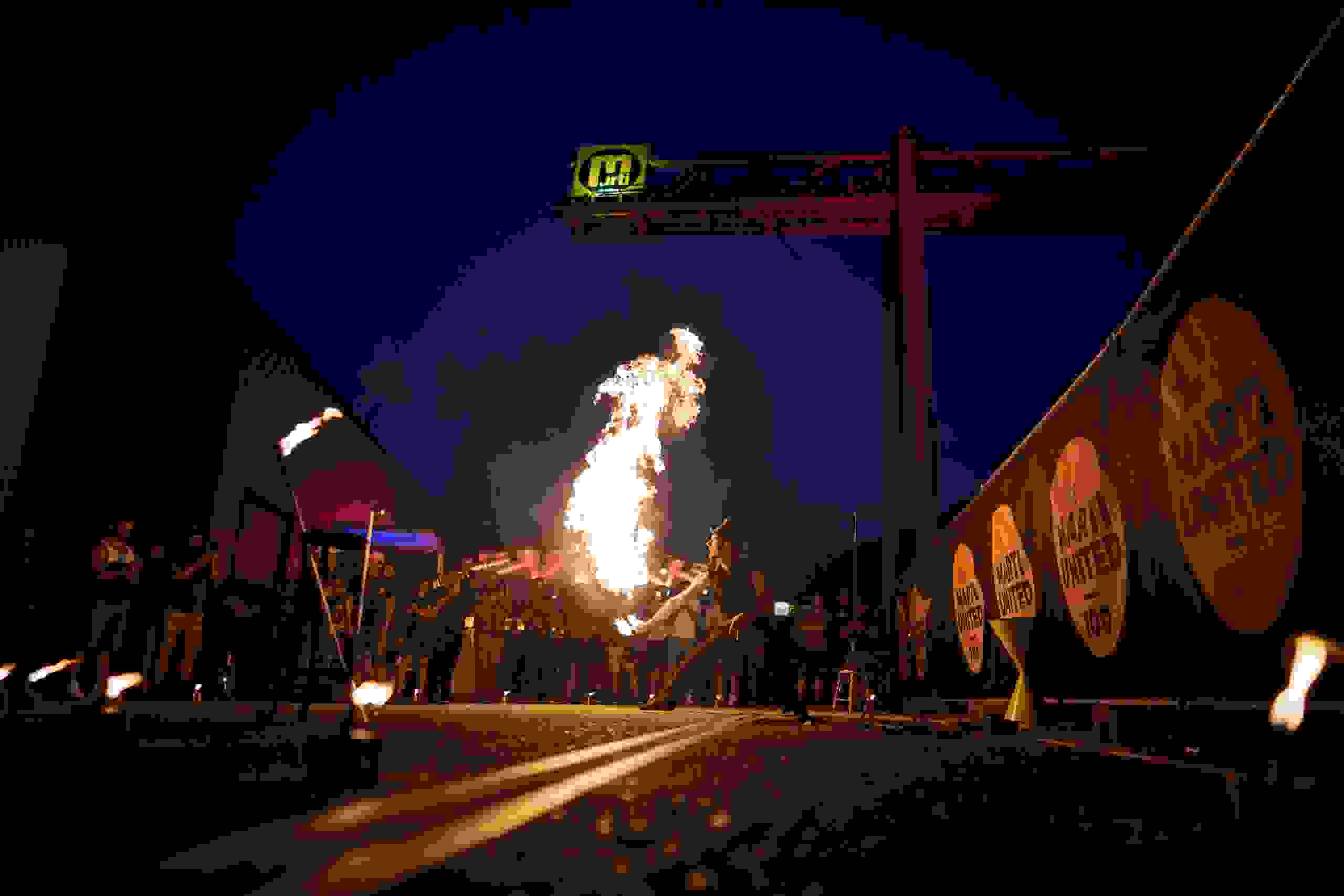 Feuerkünstler begeistert das Publikum mit Feuershow beim Marti United 100 Firmenjubiläum. Marti United 100, Feuershow, Artistik, Nachtprogramm, Firmenjubiläum, Live-Entertainment, Showact, Markenerlebnis, Brand Experience, Mitarbeiteranlass, Live Kommunikation, Corporate-Event, eventplanung, Jubiläumsfeier, Mitarbeiteranlass, Teamevent, 100 Jahre Marti AG, Festival