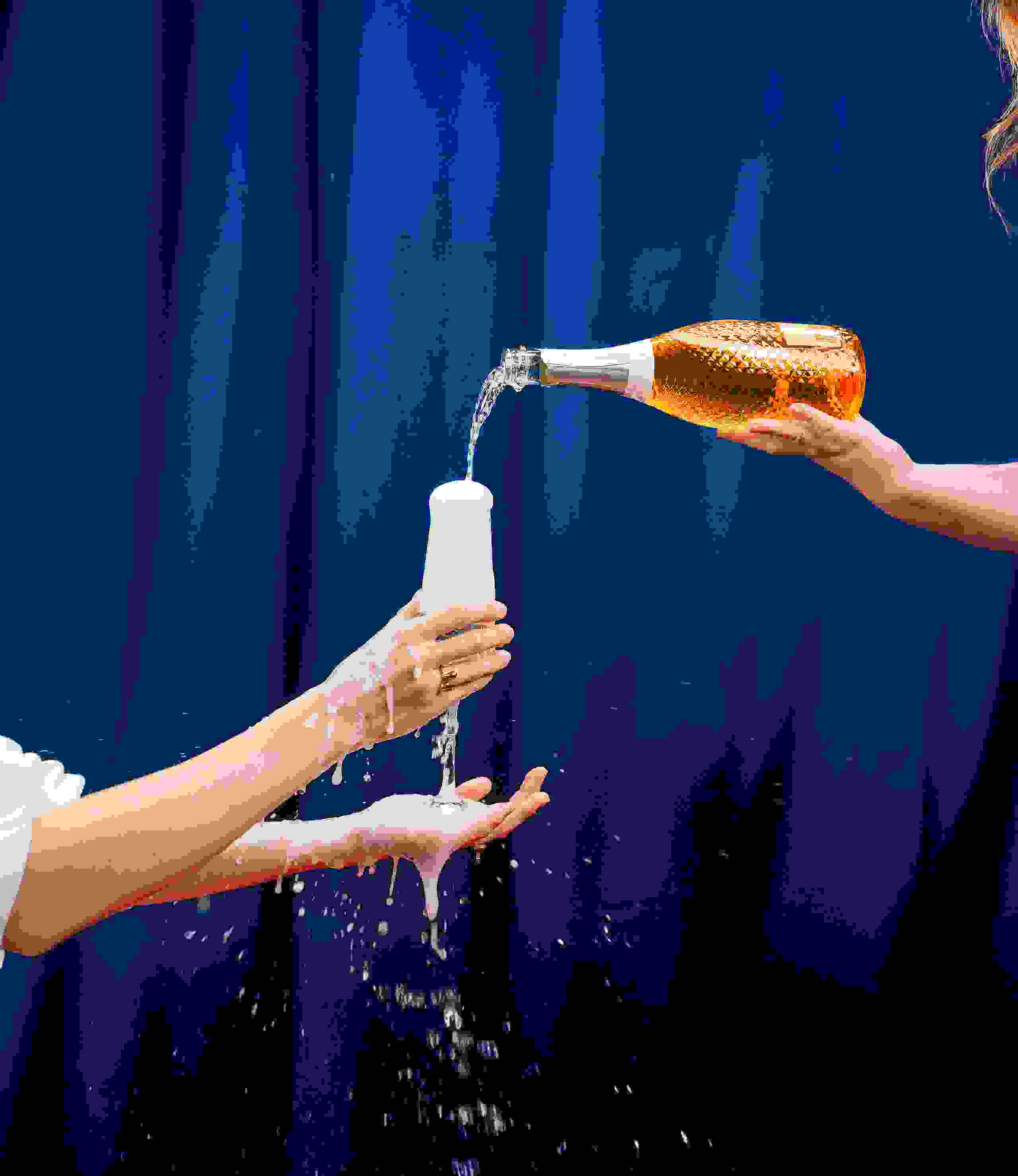 Champagner wird bis zum Überlaufen in ein Sektglas eingeschenkt. kreative Inszenierung, Markenerlebnis, Brand Experience, Eventplanung, Publicevent, Eventagentur Bern, Technik, Beleuchtung, Live Kommunikation, networking anlass, Mitarbeiteranlass, Mitarbeiter:innen-anlass, Jubiläumsfeier, Weihnachstfeier firma, Party, networking anlass, Corporate-Event