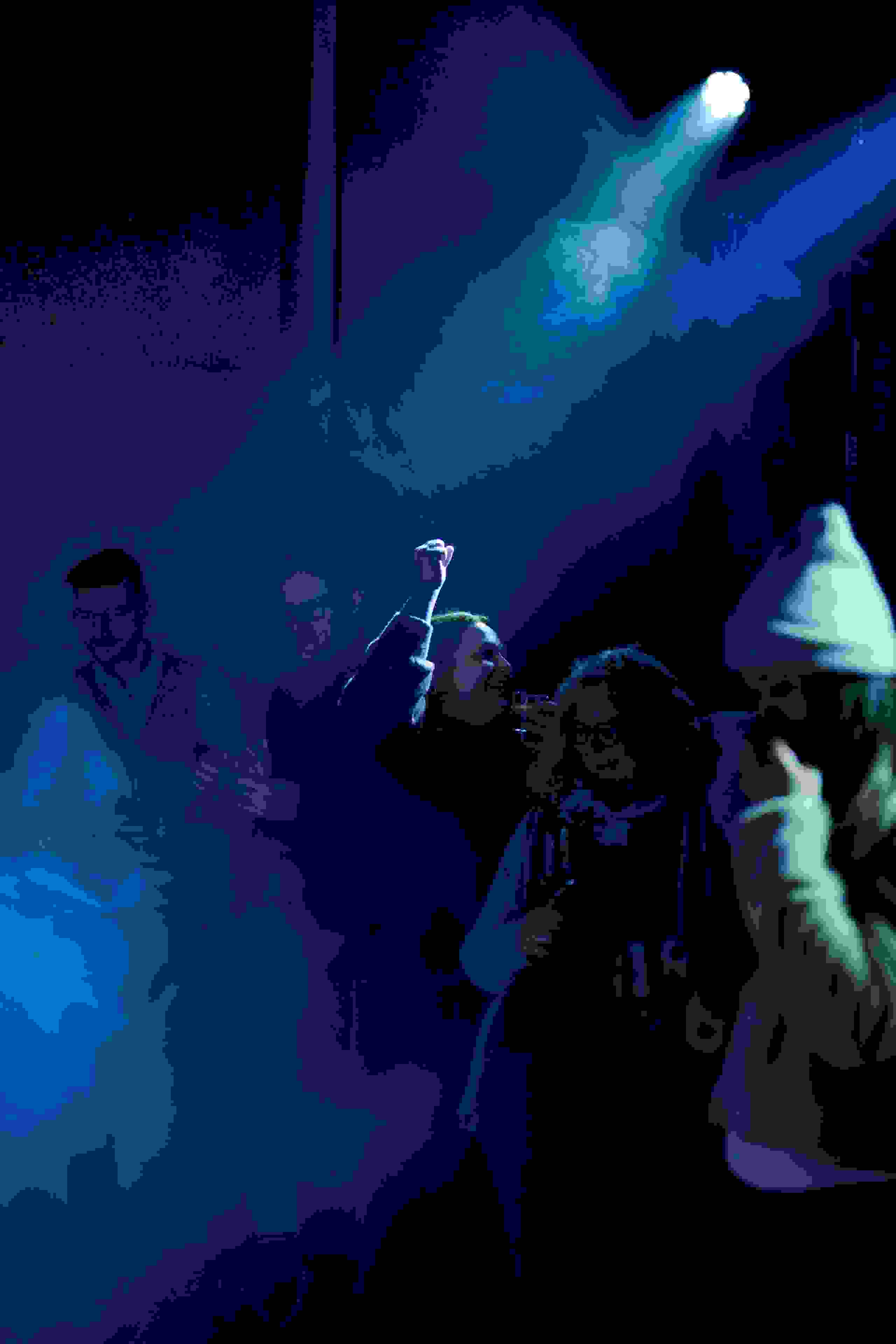 Gäste jubeln im stimmungsvollen Nebellicht – ausgelassene Partystimmung bei der evenjo Sause. Partystimmung, Markenemotion, markenerlebnis, Brand Experience, mitarbeiteranlass, live kommunikation, Corporate-Event, Markenerlebnis, eventplanung, jubiläumsfeier, mitarbeiteranlass, teamevent
