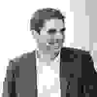 Portrait von Benoît Demierre, Leiter Immobilien, Marti Holding AG. Jubiläumsanlass.
Besuchererlebnis, Eventhighlight, Abendshow, Lichtshow, Firmenanlass, Markenerlebnis, Brand Experience, Mitarbeiteranlass, Live Kommunikation, Corporate-Event, eventplanung, Jubiläumsfeier, Mitarbeiteranlass, Teamevent, 100 Jahre Marti AG, Festival
