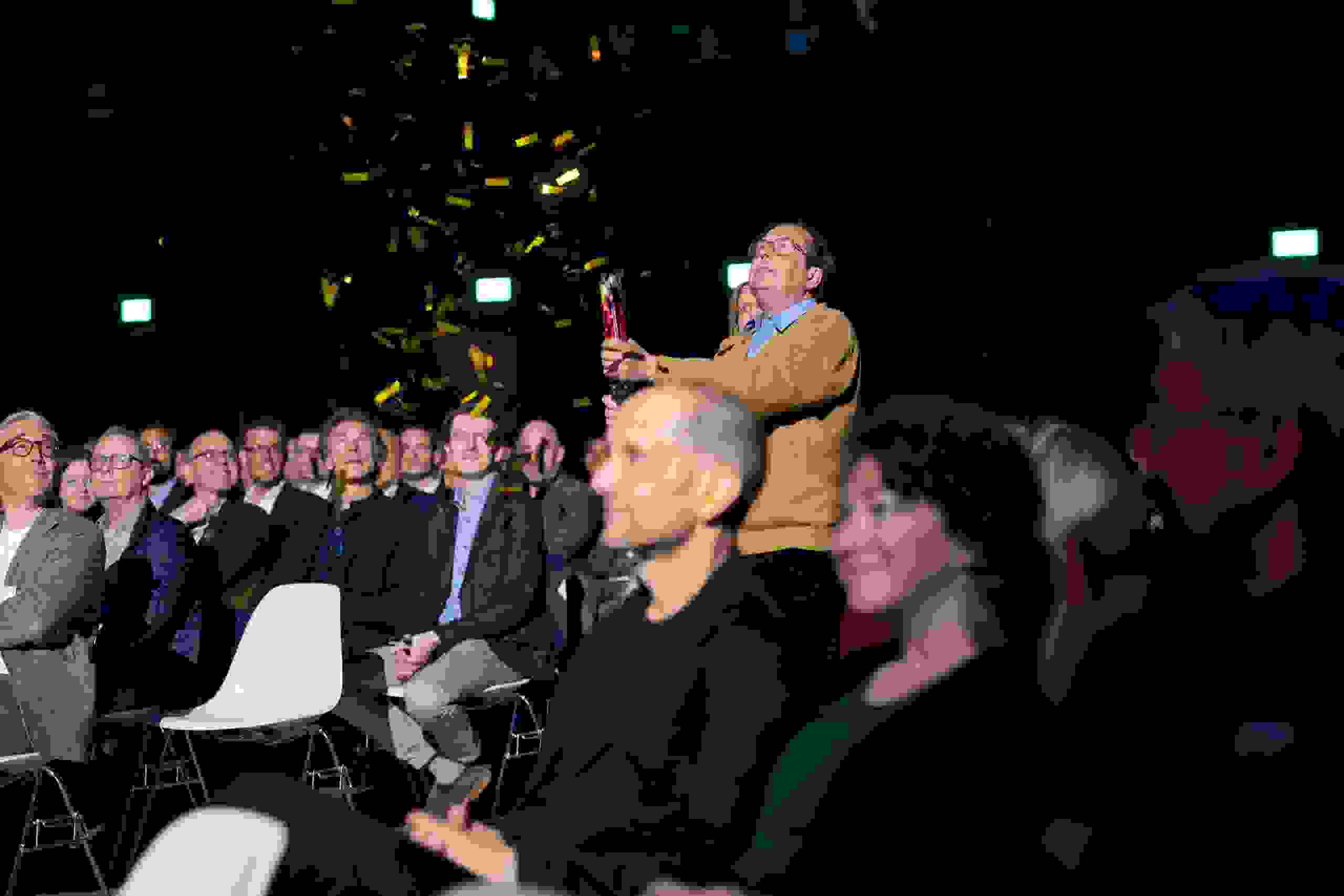 Interaktiver Moment im Publikum mit goldener Konfettikanone – mitreissende Inszenierung bei der Eröffnung. Konfetti, Interaktion, Brand Experience, Emotion, markenerlebnis, Brand Experience, Bernexpo, Festhalle, Dekoration, Eröffnungsfeier, mitarbeiteranlass, live kommunikation, Showtime, Corporate-Event, eventagentur bern