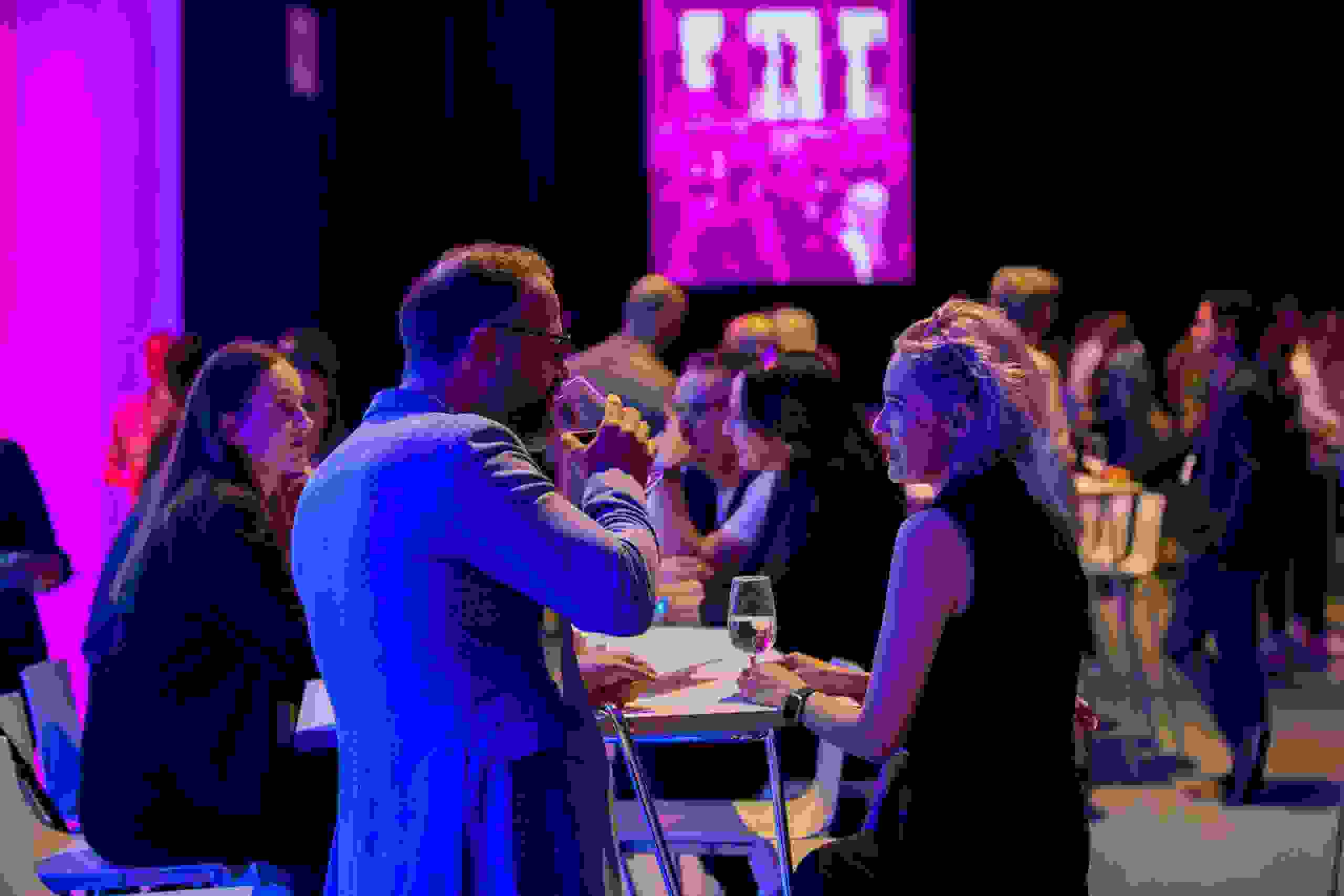 Teilnehmende tauschen sich bei Wein und Drinks in stilvoller Lounge-Atmosphäre aus – effektives Networking bei einem modernen Business-Event. Networking, Business Lounge, Corporate Event, Get-together, Teilnehmerinteraktion, markenerlebnis, Brand Experience, eventagentur bern, eventplanung, teamevents