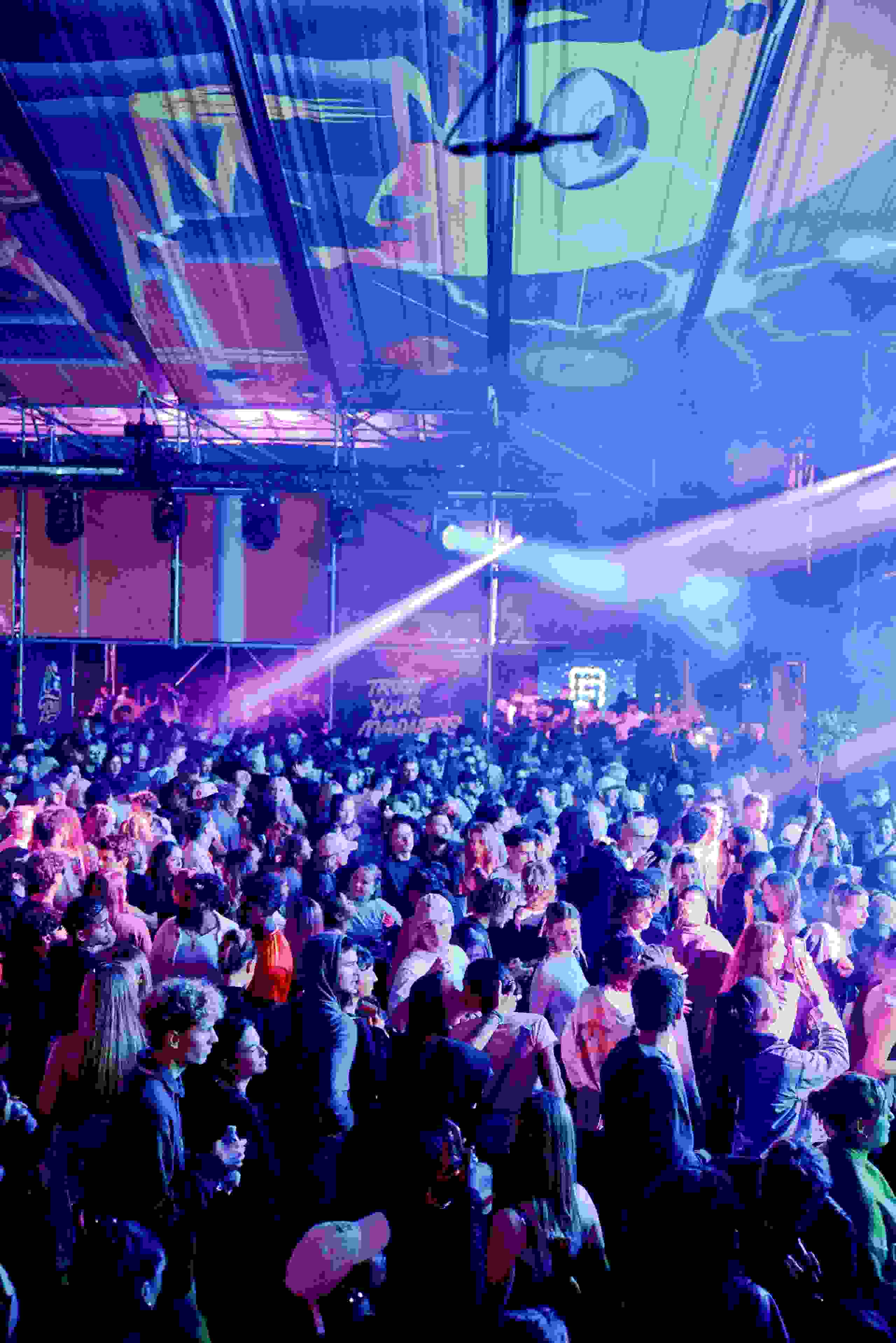 tanzende Menge unter Lichtinstallationen in den Dancetents des Gurtenfestivals – pulsierende Stimmung bei Nacht.
Clubbühne, Tanzfläche, Festivalnacht, Eventbeleuchtung, Musik und Party, Markenerlebnis, Brand Experience, Corporate-Event, eventplanung, Publicevent, Eventagentur Bern, Technik, Beleuchtung, Live Kommunikation, Gurten, Supermercado, soundgarden, cosmodrome