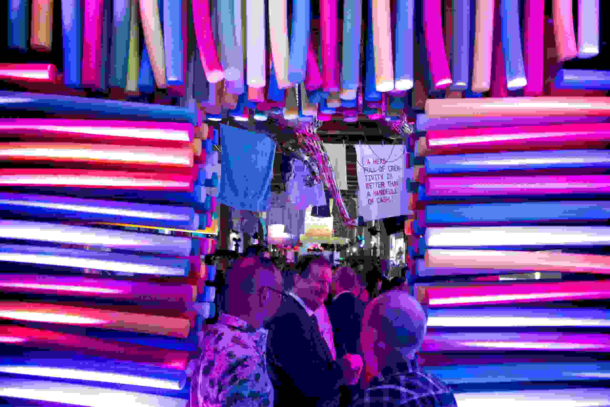 Farbenfroher Eingang aus Poolnudeln empfängt die Gäste – verspielter Einstieg in ein Event voller Kreativität und Textilkunst. Eventinstallation, Kreative Raumgestaltung, Textildesign, Erlebniswelt, Swiss Textiles Jubiläum, Firmenjubiläum, Waschen, Corporate-Event, eventagentur bern, eventplanung, markenerlebnis, Brand Experience, Riithalle Zürich, Dekoration, jubiläumsfeier, mitarbeiteranlass, live kommunikation, Texil-Branche