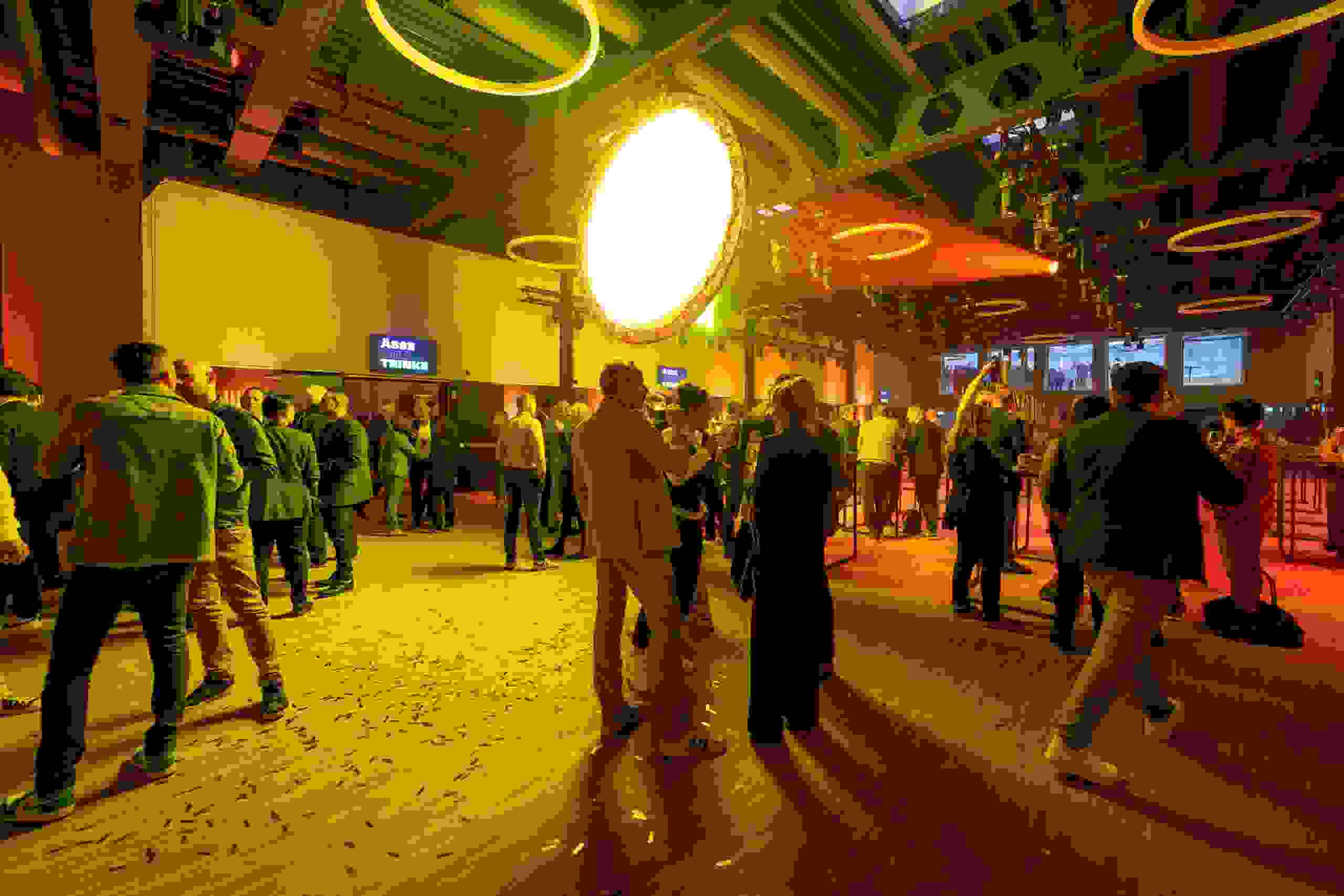 Stimmungsvolle Networking-Atmosphäre mit Lichtdesign – Mitarbeiterevent in moderner Eventlocation. markenerlebnis, Brand Experience, Bernexpo, Festhalle, Dekoration, Eröffnungsfeier, mitarbeiteranlass, live kommunikation, Showtime, Corporate-Event, eventagentur bern