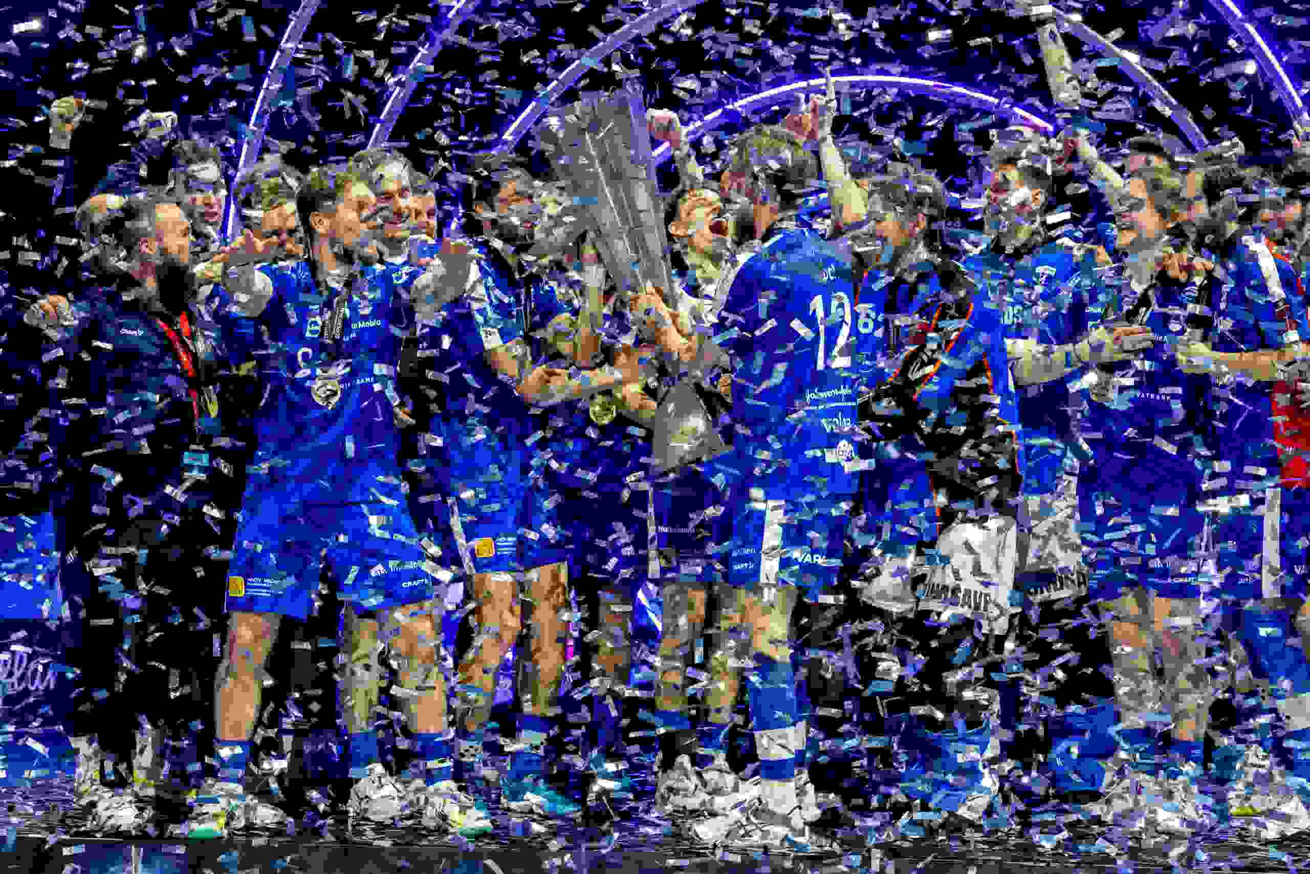 Das Siegerteam des Unihockey Superfinals  feiert den Schweizer Meistertitel auf der Bühne mit Pokal und Konfettiregen.live kommunikation, Corporate-Event, Eventagentur bern, eventplanung, firmenevents, teamevents bern, jubiläumsfeier, networking anlass, mitarbeiteranlass, evenjo-Team, Technik, Public Events, Sport und Entertainment Events, markenerlebnis, Brand Experience, Corporate-Event, Lichtshow, Eröffnungsshow
