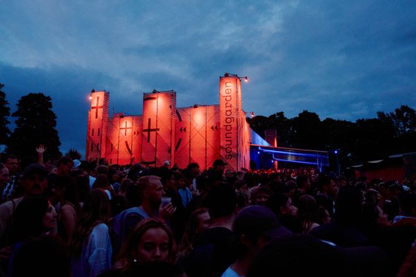 Der Soundgarden beim Gurtenfestival erstrahlt nachts in beeindruckendem rot mit Feuersäulen – spektakuläre Lichtinszenierung in Bern. Lichtshow, Nachtaufnahme, Bühne, Eventbeleuchtung, Festivalstimmung, Markenerlebnis, Brand Experience, Corporate-Event, eventplanung, Publicevent, Eventagentur Bern, Technik, Beleuchtung, Live Kommunikation, Gurten, Dancetents, Supermercado, cosmodrome