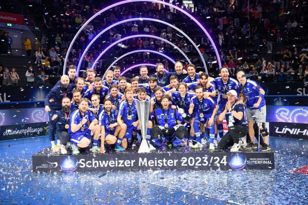Unihockey-Meister Teamfoto mit Pokal nach Unihockey Superfinal, emotionaler Höhepunkt des Tages. live kommunikation, Corporate-Event, Eventagentur bern, eventplanung, firmenevents, teamevents bern, jubiläumsfeier, networking anlass, mitarbeiteranlass, evenjo-Team, Technik, Public Events, Sport und Entertainment Events, markenerlebnis, Brand Experience, Corporate-Event, Pokal, Gewinner Team, BCF Arena Fribourg, Teamfoto