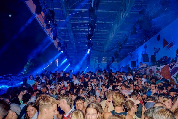 tanzende Menge unter Lichtinstallationen in den Dancetents des Gurtenfestivals – pulsierende Stimmung bei Nacht.
Clubbühne, Tanzfläche, Festivalnacht, Eventbeleuchtung, Musik und Party, Markenerlebnis, Brand Experience, Corporate-Event, eventplanung, Publicevent, Eventagentur Bern, Technik, Beleuchtung, Live Kommunikation, Gurten, Supermercado, soundgarden, cosmodrome
