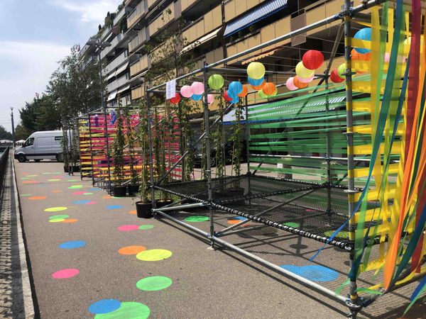 Bunte Outdoor-Eventinstallation mit farbigen Bändern und Punkten auf dem Boden – kreative Eventgestaltung, Urban Design, interaktive Markeninszenierung, Markenerlebnis, Brand Experience, Eventplanung, Publicevent, Eventagentur Bern, Live Kommunikation, Mitarbeiteranlass, Mitarbeiter:innen-anlass, Jubiläumsfeier, Corporate-Event