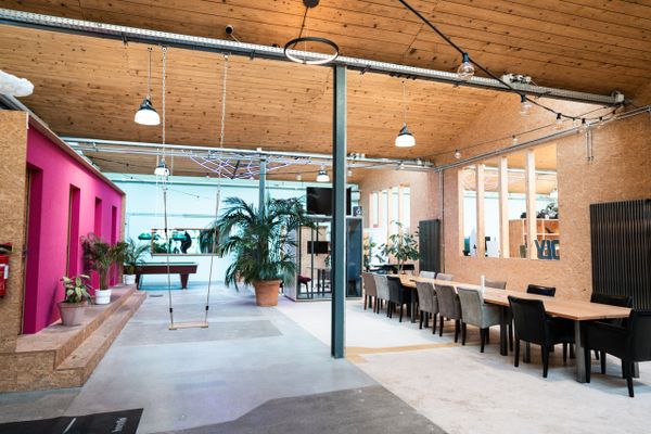 Grosser Gemeinschaftsraum mit langer Tafel, Schaukel und Billardtisch bei evenjo. Teamevent, Betriebsausflug, Markenerlebnis, Brand Experience, Eventplanung, Publicevent, Eventagentur Bern, Corporate-Event, Mitarbeiteranlass, Mitarbeiter:innen-Anlass, Live Kommunikation, networking Anlass, Teambuilding, Teamspirit, kreative Arbeitsumgebung, einladende Büroatmosphäre, kreative Agentur, Kreativworkshops, Eventlogistik, kreative Arbeitsräume.