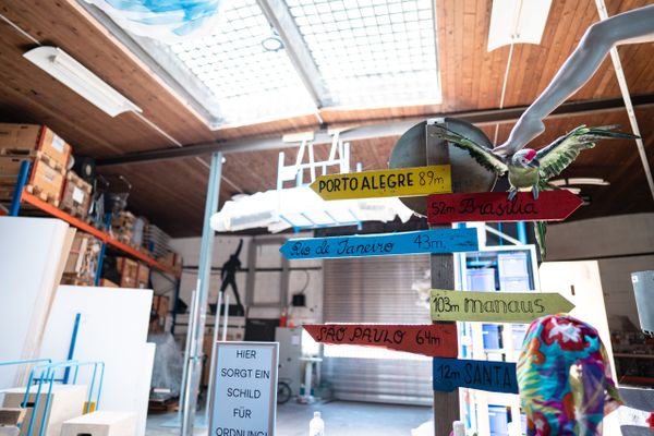 Blick in Lagerbereich mit bunten Wegweisern bei evenjo. Teamevent, Betriebsausflug, Markenerlebnis, Brand Experience, Eventplanung, Publicevent, Eventagentur Bern, Corporate-Event, Mitarbeiteranlass, Mitarbeiter:innen-Anlass, Live Kommunikation, networking Anlass, Teambuilding, Teamspirit, kreative Arbeitsumgebung, einladende Büroatmosphäre, kreative Agentur, Kreativworkshops, Eventlogistik, kreative Arbeitsräume.