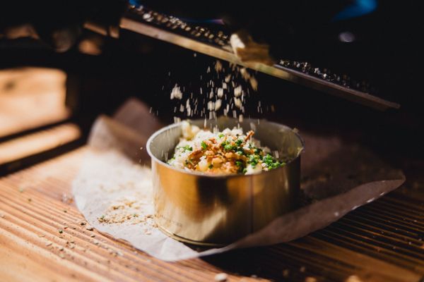 Feines Cateringgericht mit frisch geriebenem Käse. Eventcatering, Gourmetküche, kulinarisches Highlight, Markenerlebnis, Brand Experience, Eventplanung, Publicevent, Eventagentur Bern, Technik, Live Kommunikation, networking anlass, Mitarbeiteranlass, Mitarbeiter:innen-anlass, Jubiläumsfeier, Weihnachstfeier firma, Corporate-Event