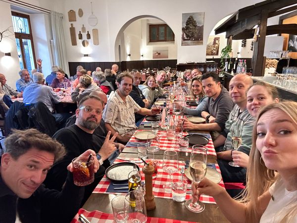 evenjo-Team beim gemeinsamen Abendessen im Restaurant. Teamevent, Betriebsausflug, Markenerlebnis, Brand Experience, Eventplanung, Publicevent, Eventagentur Bern, Corporate-Event, Mitarbeiteranlass, Mitarbeiter:innen-Anlass, Live Kommunikation, networking Anlass, Ausflug, Teambuilding,  Teamspirit