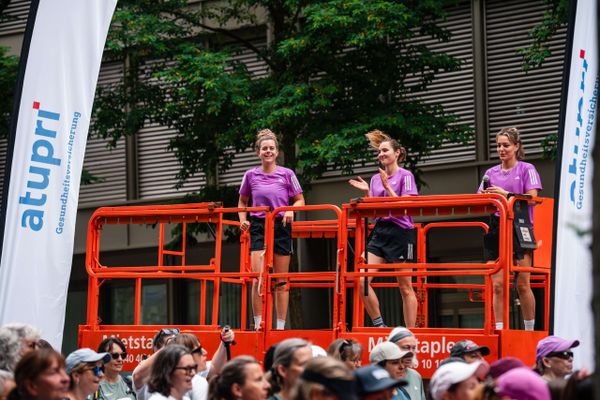 Aufwärmtraining vor grosser Teilnehmergruppe unter dem Atupri Healthbox WARM-UP Bogen bei Sportevent. Warm-up, Gruppenfitness, Outdoor-Event, Gesundheitsförderung, Teamwork, live kommunikation, Corporate-Event, Eventagentur bern, eventplanung, firmenevents, teamevents bern, jubiläumsfeier, networking anlass, mitarbeiteranlass, Technik, Public Events, Sport und Entertainment Events, markenerlebnis, Brand Experience