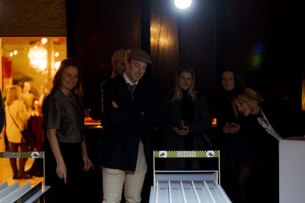 Gespannte Gäste schauen dem rennen zu – kreative Eventgestaltung und spielerisches Networking auf höchstem Niveau. Spielgeld, Networking, Mitarbeiterevent, kreative Eventgestaltung, Casino-Elemente, markenerlebnis, Brand Experience, mitarbeiteranlass, live kommunikation, Corporate-Event, Markenerlebnis, eventplanung, jubiläumsfeier, mitarbeiter:innen-anlass teamevent