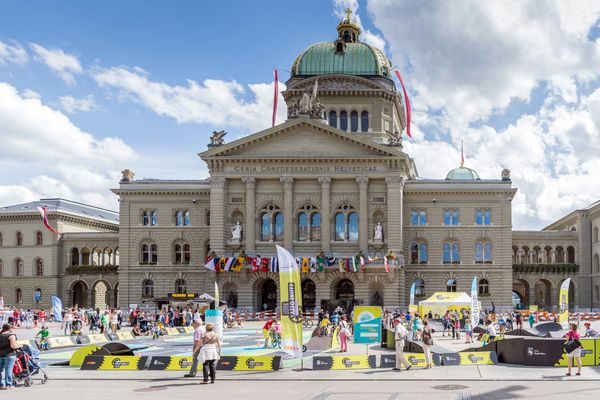 Bundesplatz Bern mit Veloskills-Parcours und Eventständen. Outdoor-Event, Sportförderung, Publikumsanlass in der Stadt, Brand Experience, Eventplanung, Publicevent, Eventagentur Bern, Live Kommunikation, Mitarbeiteranlass, Mitarbeiter:innen-anlass, Corporate-Event, Public Event