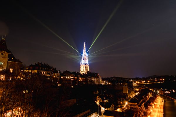 Lichtshow am Berner Münster bei der Museumsnacht – eindrucksvolle Illumination und Eventinszenierung in der Altstadt. Museumsnacht Bern, Lichtshow, Münster Bern, Eventinszenierung, Nachtbeleuchtung, Stadtmarketing, Live-Kommunikation, Markenerlebnis, Brand Experience, Corporate-Event, eventplanung,Verein Museen Bern, Publicevent, Stadt Bern, Eventagentur Bern, Technik, Beleuchtung