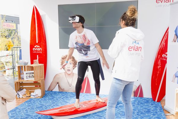 Evian Markenauftritt mit Virtual-Reality-Surf-Erlebnis an der BEA. Brand Experience, interaktive Promotion, Eventmarketing, Markenerlebnis, Brand Experience, Eventplanung, Publicevent, Eventagentur Bern, Technik, Beleuchtung, Live Kommunikation, networking anlass, Mitarbeiteranlass, Mitarbeiter:innen-anlass, Jubiläumsfeier, networking anlass, Corporate-Event