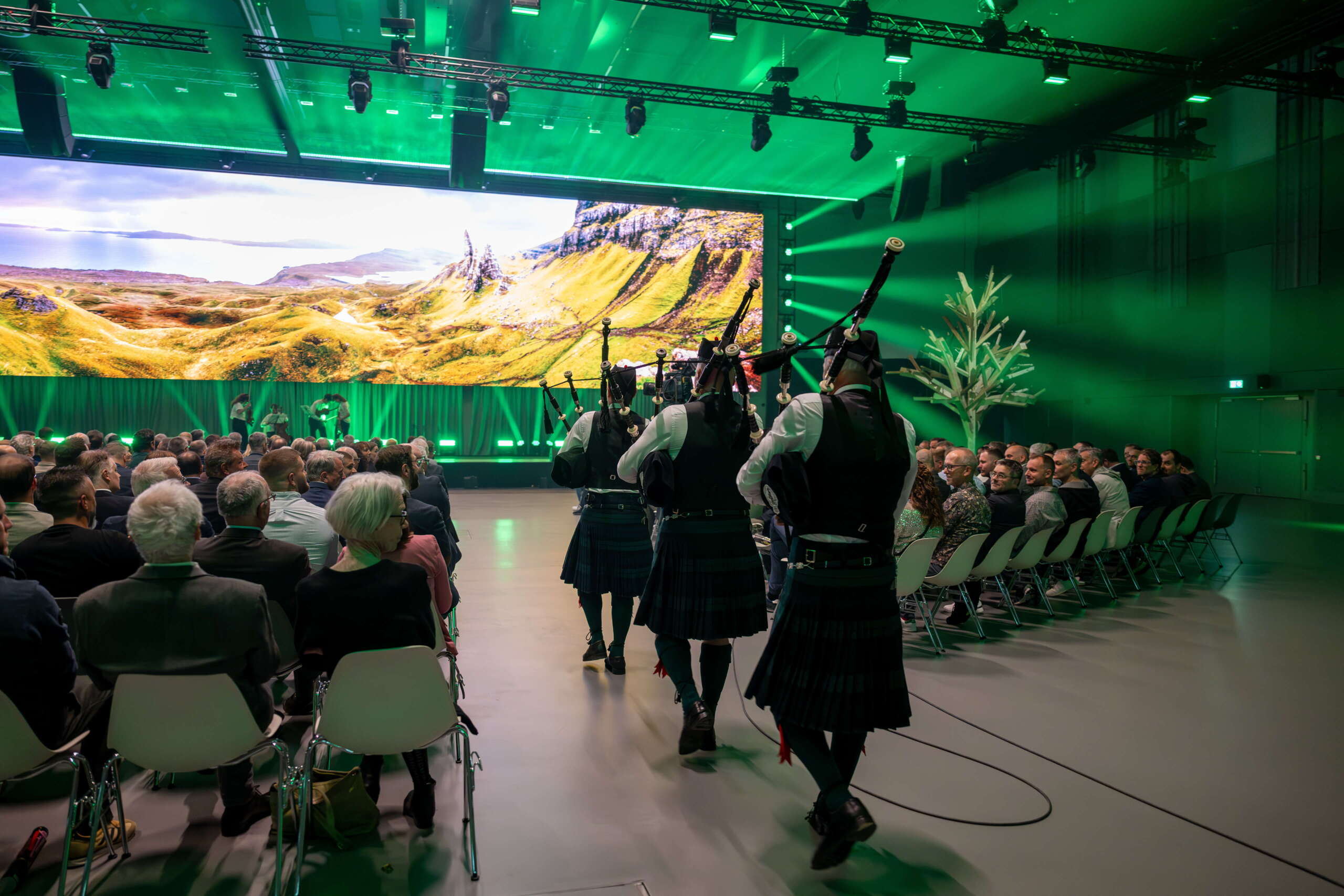 preopening-neue-festhalle-evenjo-bern.jpg Schottische Dudelsackspieler beim feierlichen Einzug, Urknall, Dudelsack, Einzug, Brand Experience, Live Kommunikation, markenerlebnis, Brand Experience, Bernexpo, Festhalle, Dekoration, Eröffnungsfeier, mitarbeiteranlass, Showtime, Corporate-Event, eventagentur bern