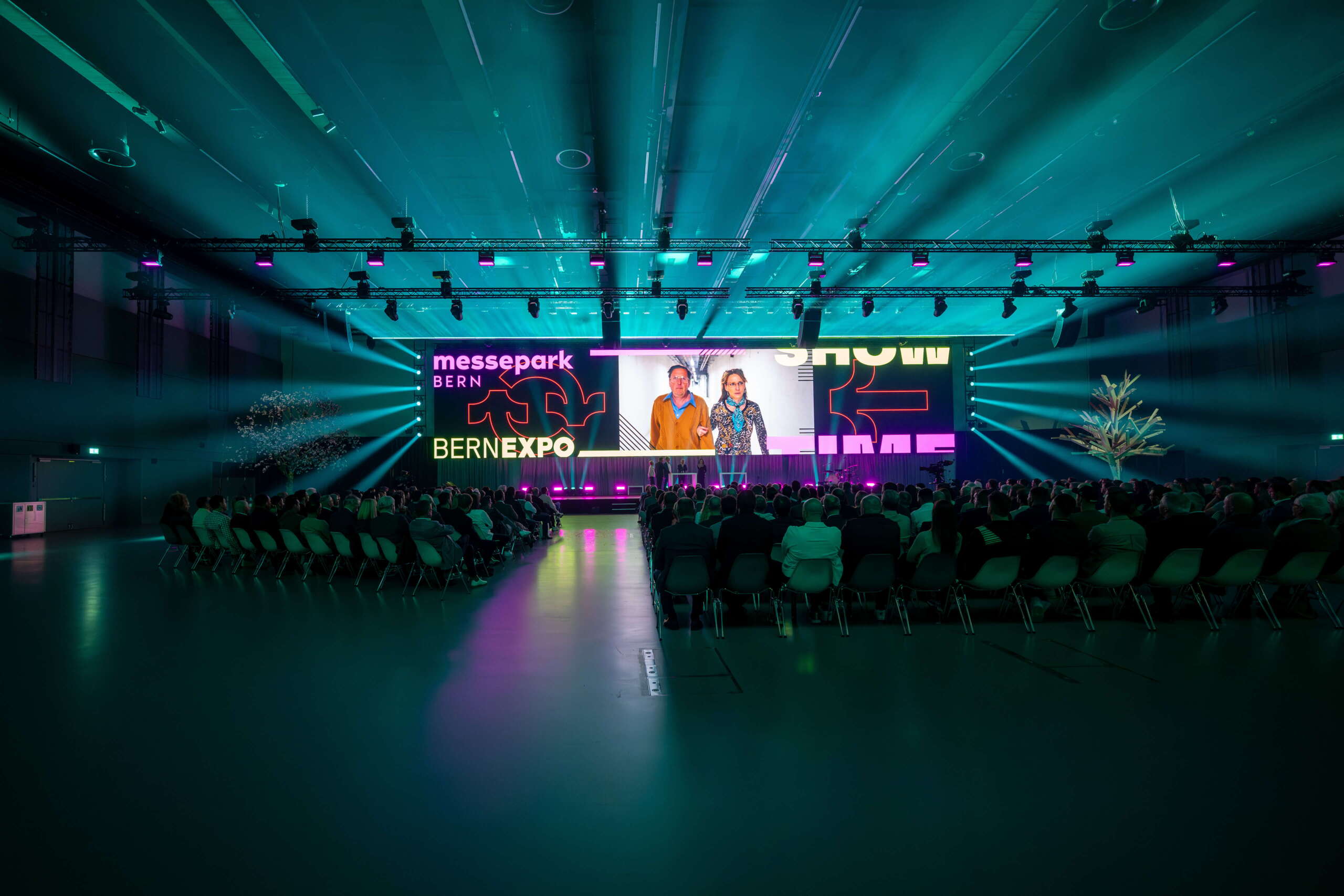 preopening-neue-festhalle-evenjo-bern-led-wandjpg Grosses Publikum vor LED-Wand in der Festhalle – beeindruckende Live Kommunikation mit multimedialer Inszenierung. Schauspieler, Schauspielerin, markenerlebnis, Brand Experience, Bernexpo, Festhalle, Dekoration, Eröffnungsfeier, mitarbeiteranlass, Showtime, Corporate-Event, eventagentur bern, Bernexpo, Bühne, Live Kommunikation, LED-Show, Corporate Event
