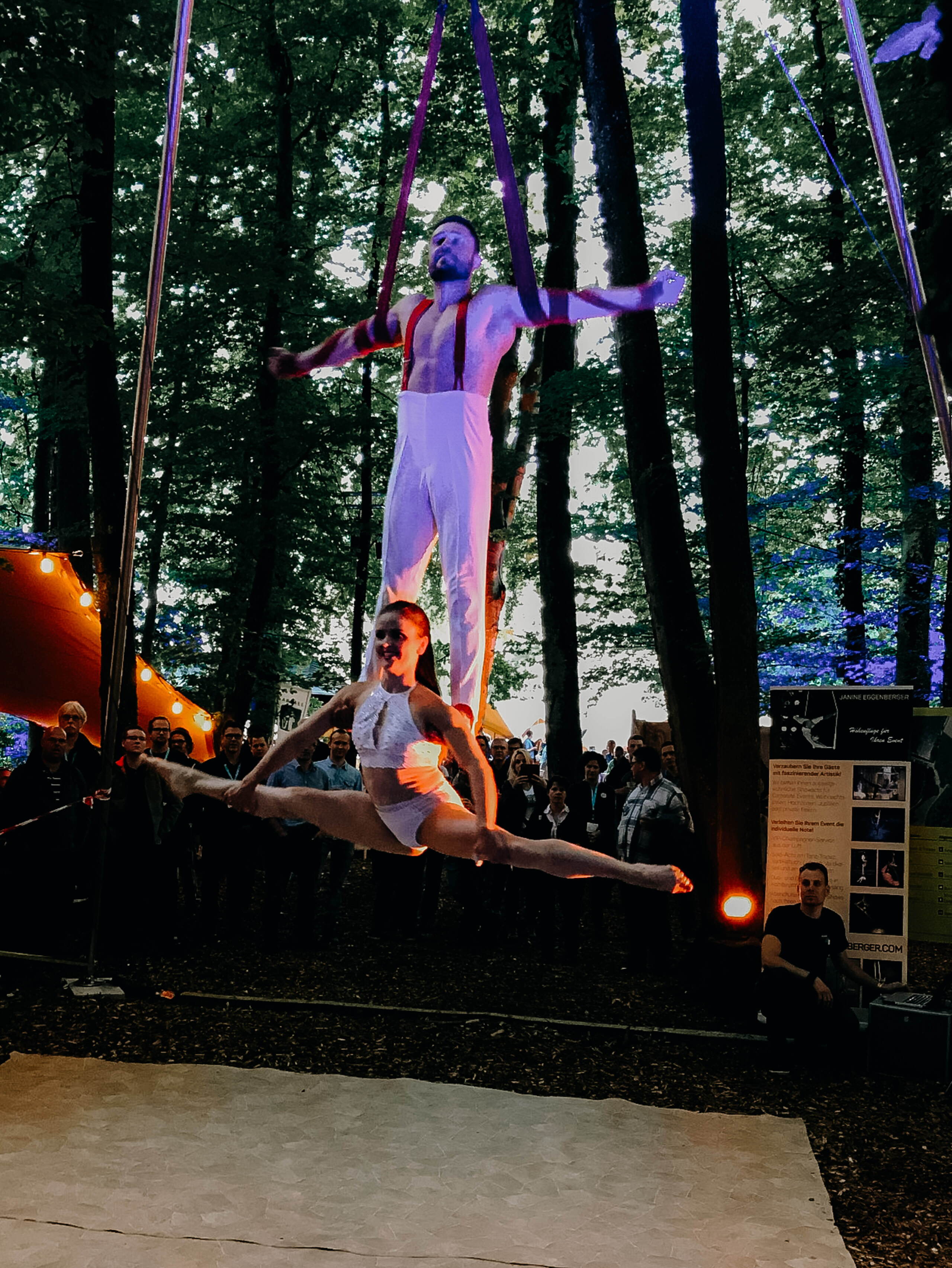 bkw-xplore-eventagentur-bern-evenjo-13.jpg Artistik-Show beim BKW Xplore – mitreissende Live Kommunikation im Wald. markenerlebnis, Brand Experience, mitarbeiteranlass, Corporate-Event, eventagentur bern, BKW, Xplore, Outdoor Event, Markenerlebnis, eventplanung, jubiläumsfeier, mitarbeiteranlass