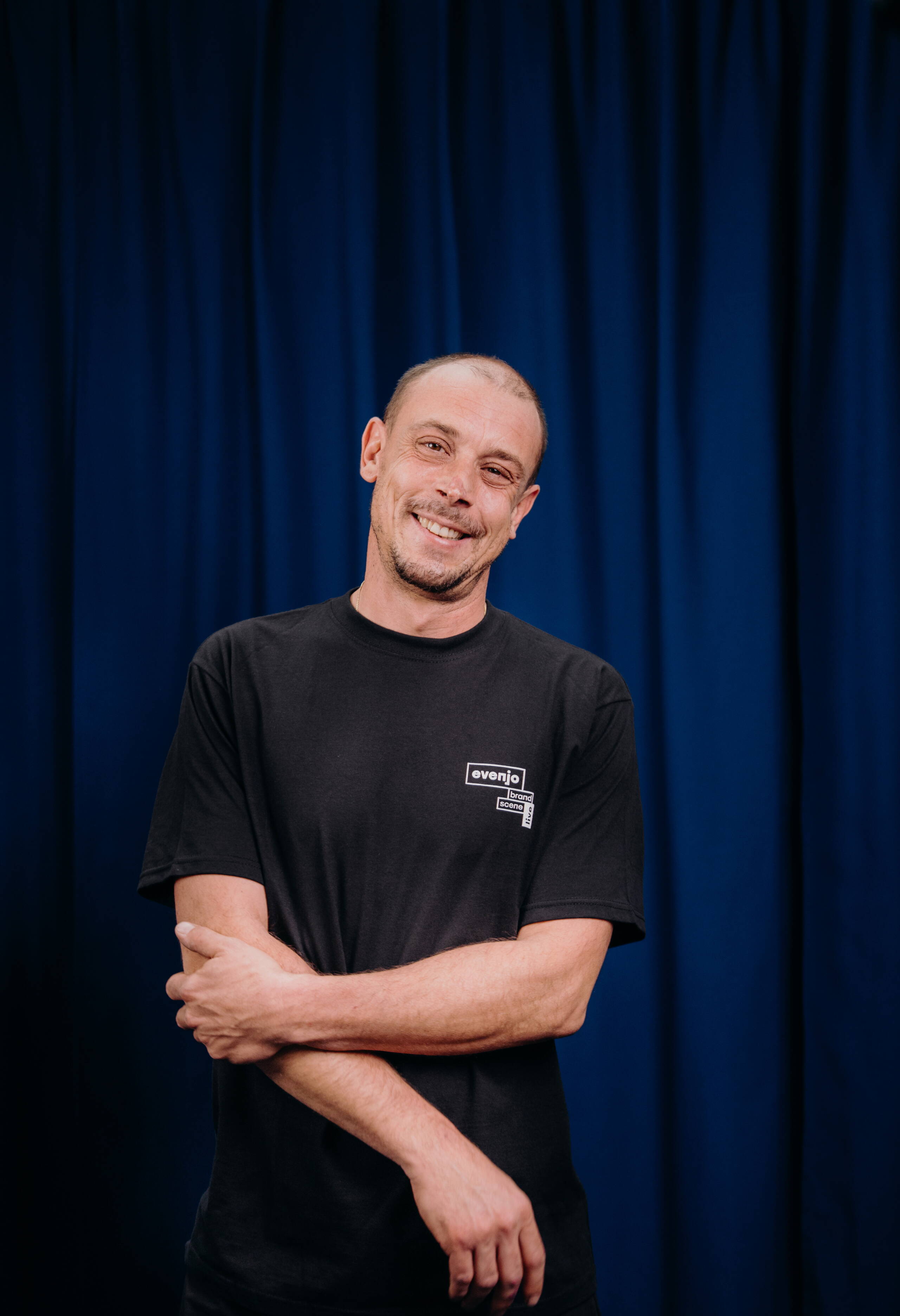 basil-walter.jpg Mitarbeiter Basil Walther der Live Kommunikations Agentur evenjo mit schwarzem T-Shirt vor blauem Hintergrund, Porträt für Teamvorstellung, live kommunikation, Corporate-Event, Eventagentur bern, eventplanung, firmenevents, teamevents bern, jubiläumsfeier, networking anlass, mitarbeiteranlass, Dekoration, Polydesigner 3D, evenjo-Team