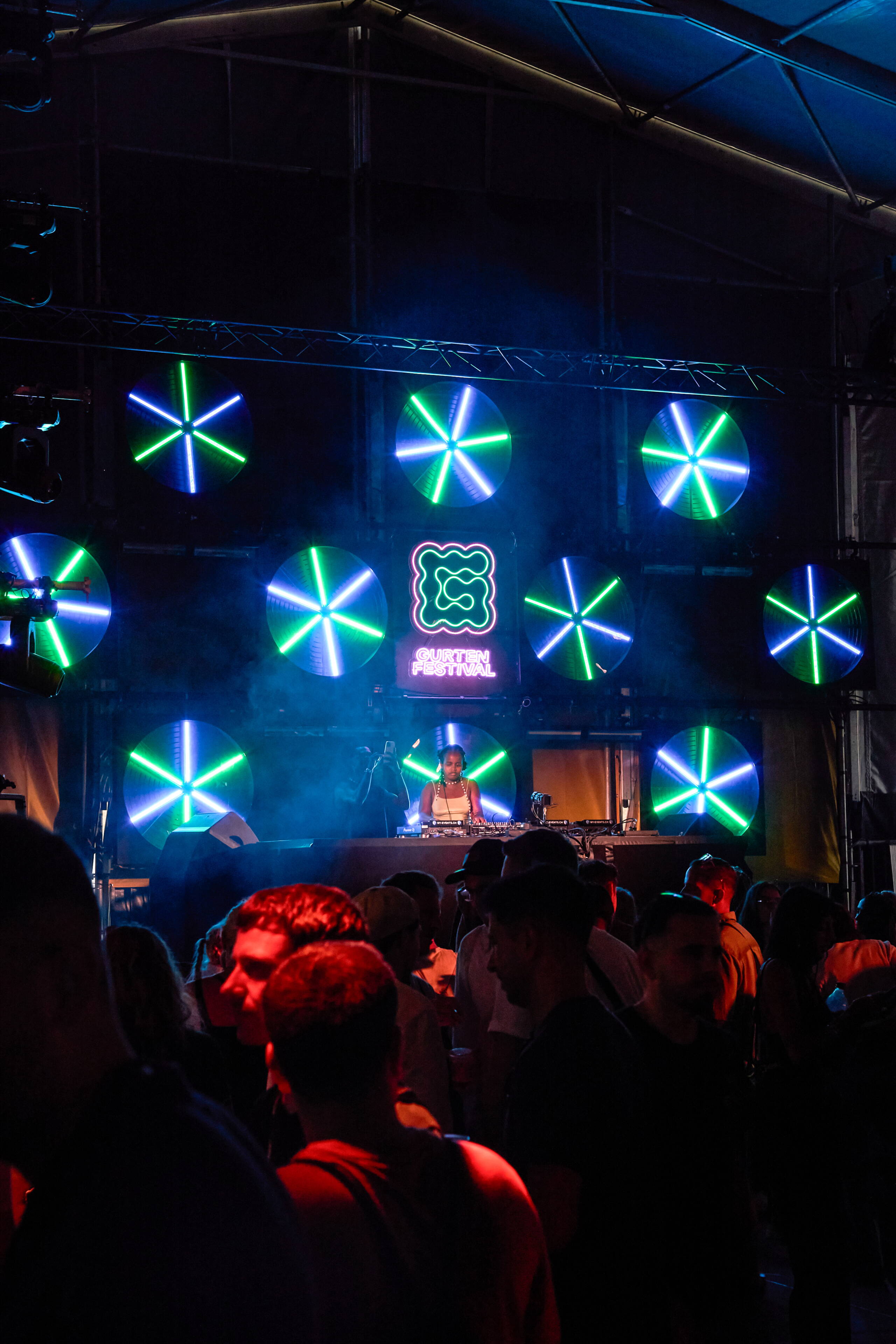 gurtenfestival-evenjo-ag-bern_cosmodrome.jpg DJane legt live im Cosmodrome des Gurtenfestivals auf – intensive Farben und moderne Bühnenästhetik. DJ-Set, Supermercado Bühne, Bühnenlicht, elektronische Musik, Clubfeeling Bern, Markenerlebnis, Brand Experience, Corporate-Event, eventplanung, Publicevent, Eventagentur Bern, Technik, Beleuchtung, Live Kommunikation