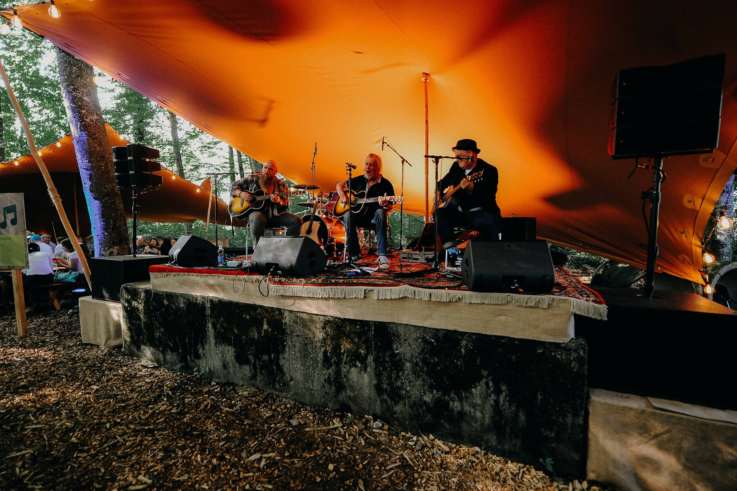 bkw-xplore-eventagentur-bern-evenjo-2.jpg Live-Band unter Zeltplane beim XPLORE Event – musikalisches Highlight im Wald. markenerlebnis, Brand Experience, mitarbeiteranlass, live kommunikation, Corporate-Event, eventagentur bern, BKW, XPLORE, Outdoor Event, Markenerlebnis, eventplanung, jubiläumsfeier, mitarbeiter:innen-anlass, evenjo