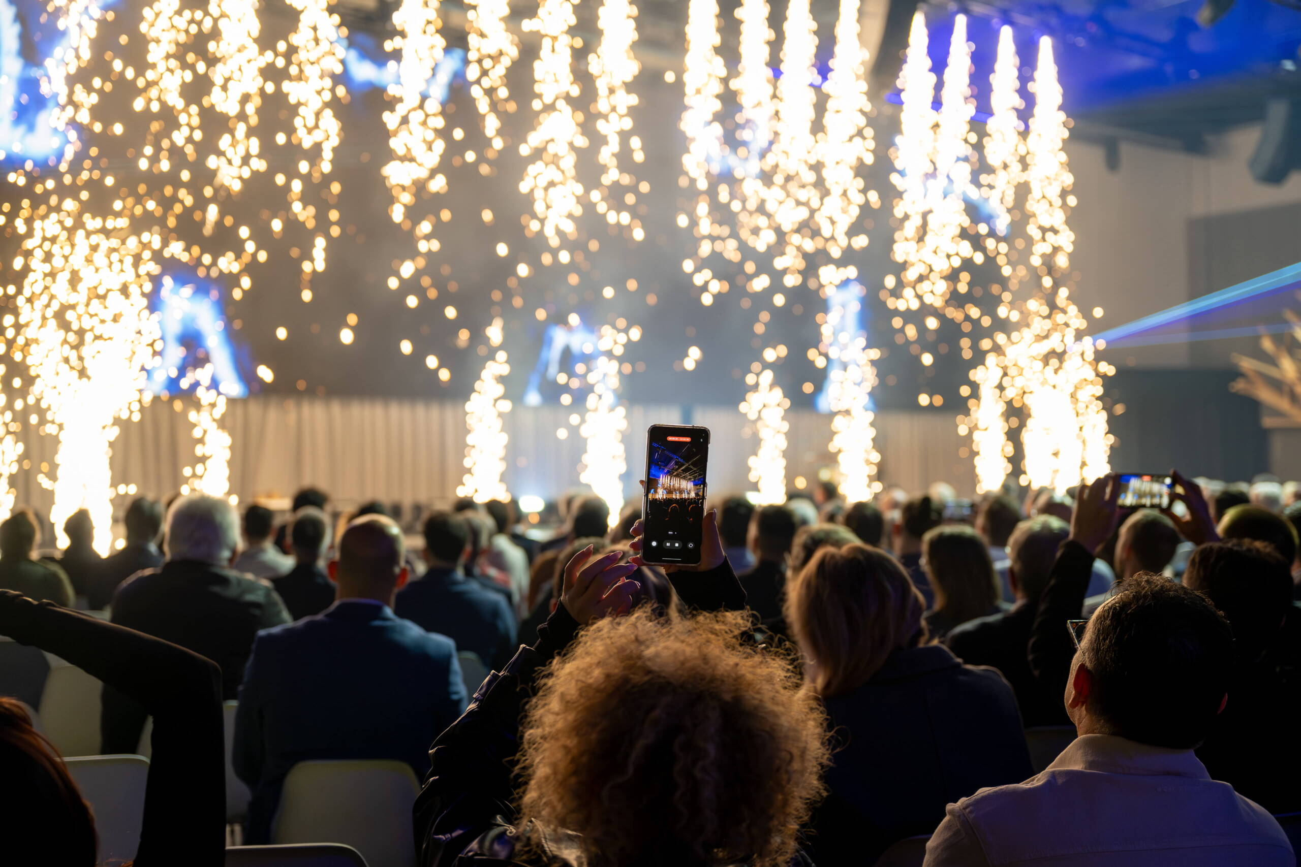 preopening-neue-festhalle-evenjo-bern-pyroshow.jpg Publikum erlebt Pyroshow und Bühnen-Feuerwerk – emotionales Erlebnis bei Eröffnung.Pyroeffekte, Markenevent, Brand Experience, Bühneninszenierung, Live-Show, markenerlebnis, Brand Experience, Bernexpo, Festhalle, Dekoration, Eröffnungsfeier, mitarbeiteranlass, live kommunikation, Showtime, Corporate-Event, eventagentur bern