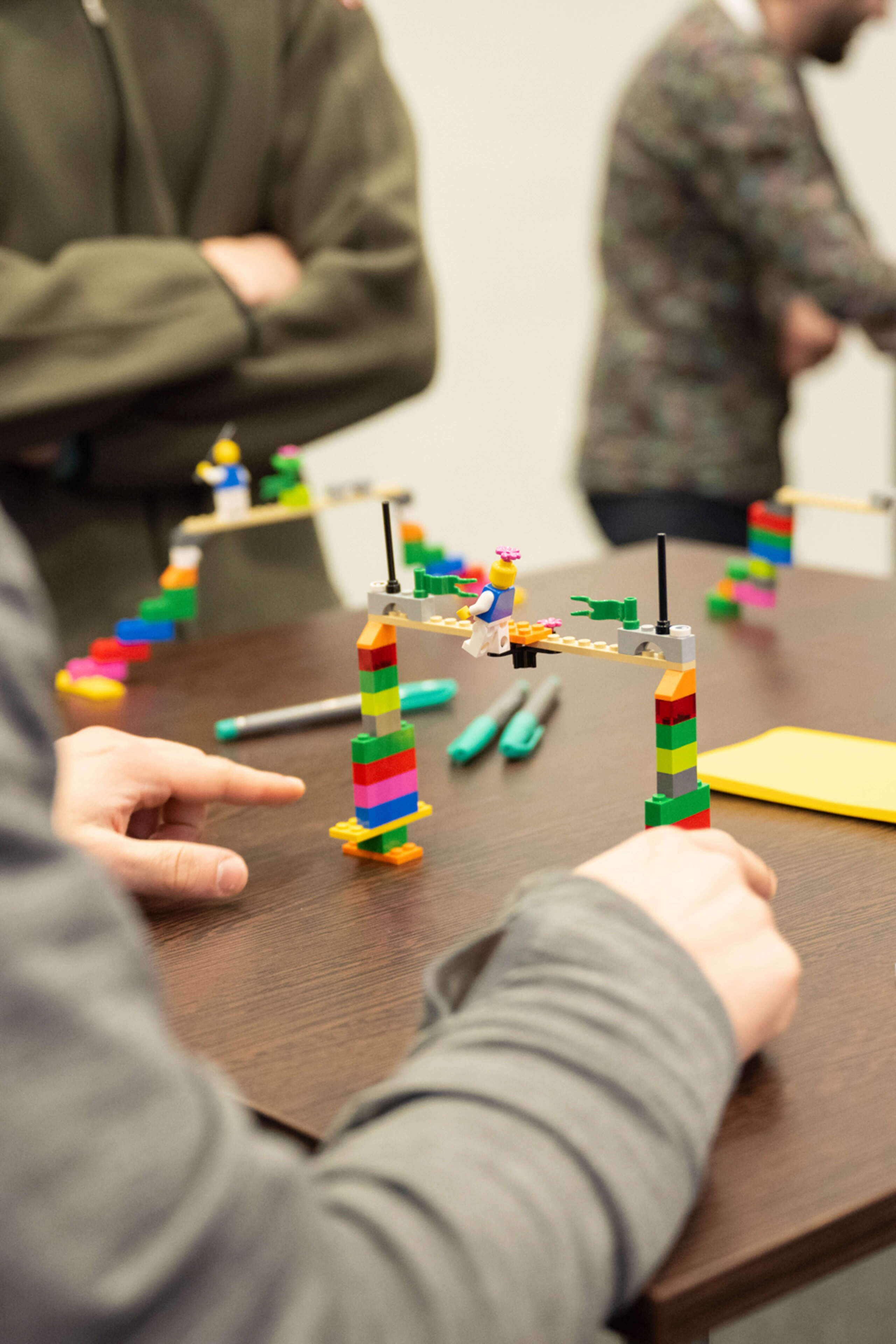 international_swiss_talent_forum_evenjo_eventagenur_bern-8.jpg Kreative Problemlösung mit Legosteinen beim Workshop des International Swiss Talent Forums – Innovation spielerisch erleben. Lego Serious Play, Kreativworkshop, Innovation, Swiss Talent Forum, interaktive Gruppenarbeit, Bildungs-Event Schweiz, international Swiss Talent Forum, Hotel Sempachersee, globale Teilnehmende, markenerlebnis, Brand Experience, live kommunikation, schweizer Jugend forscht