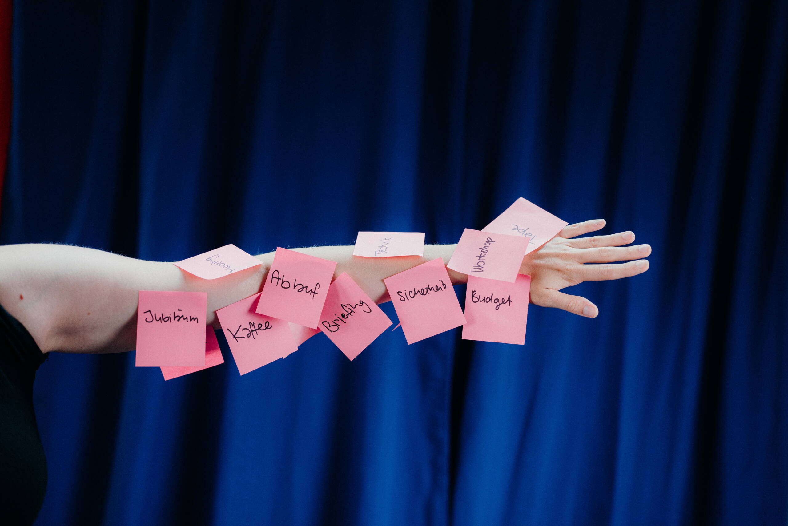 evenjo-ag_nach-dem-event.jpg Arm mit Rosa Post-It's vor dunkelblauem Hintergrund. kreative Deko, visuelles Storytelling für Veranstaltungen, Markenerlebnis, Brand Experience, Eventplanung, Publicevent, Eventagentur Bern, Technik, Beleuchtung, Live Kommunikation