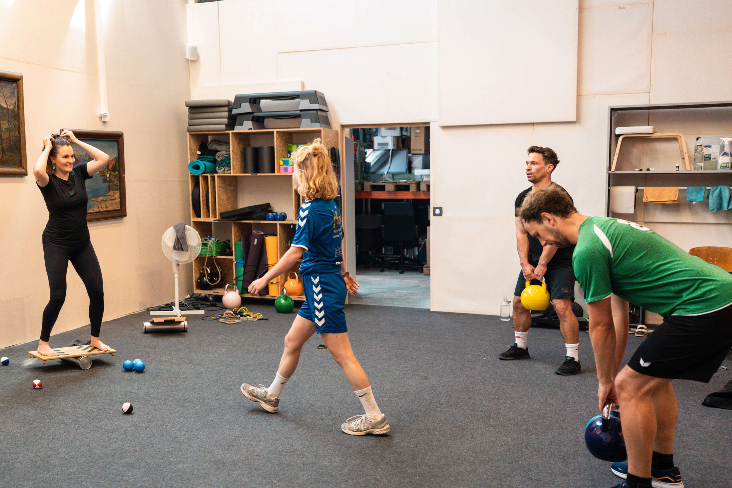 fitness_eventagentur-bern-7.jpg Fitness-Training bei evenjo im Fitnessraum mit Balanceübungen, Kettlebell-Workouts und professioneller Trainerin von Unik. Teamwork, Bewegung, Gesundheitsförderung, Eventplanung, Live-Kommunikation, Brand Experience, Markenerlebnis, Eventagentur Bern
