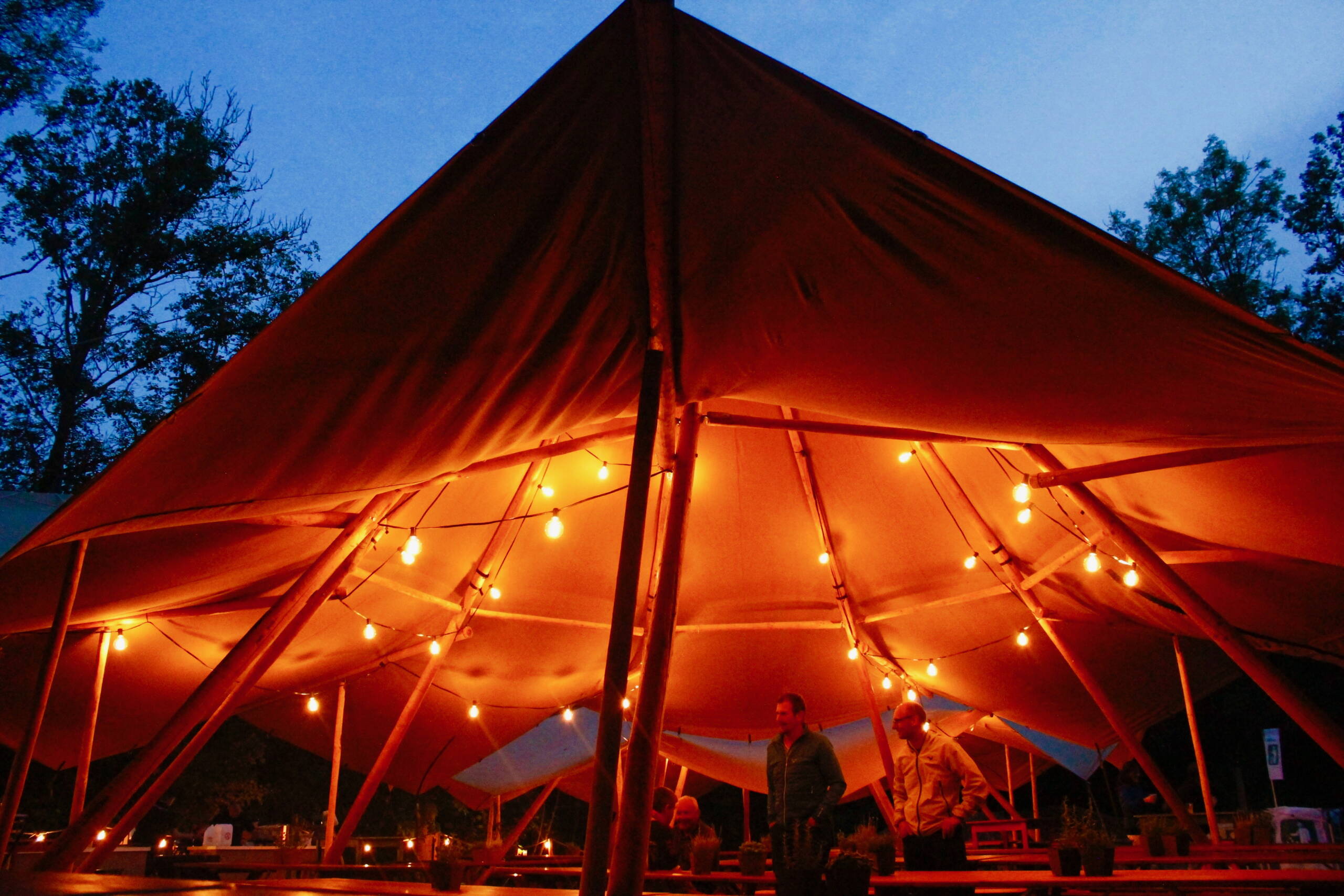 bkw-xplore-eventagentur-bern-evenjo_Zelt.jpg Zelt mit Lichterketten beim BKW Xplore – stimmungsvolles Outdoor-Ambiente am Abend. markenerlebnis, Brand Experience, mitarbeiteranlass, live kommunikation, Corporate-Event, eventagentur bern, BKW, Xplore, Outdoor Event, Markenerlebnis, eventplanung, jubiläumsfeier, mitarbeiteranlass