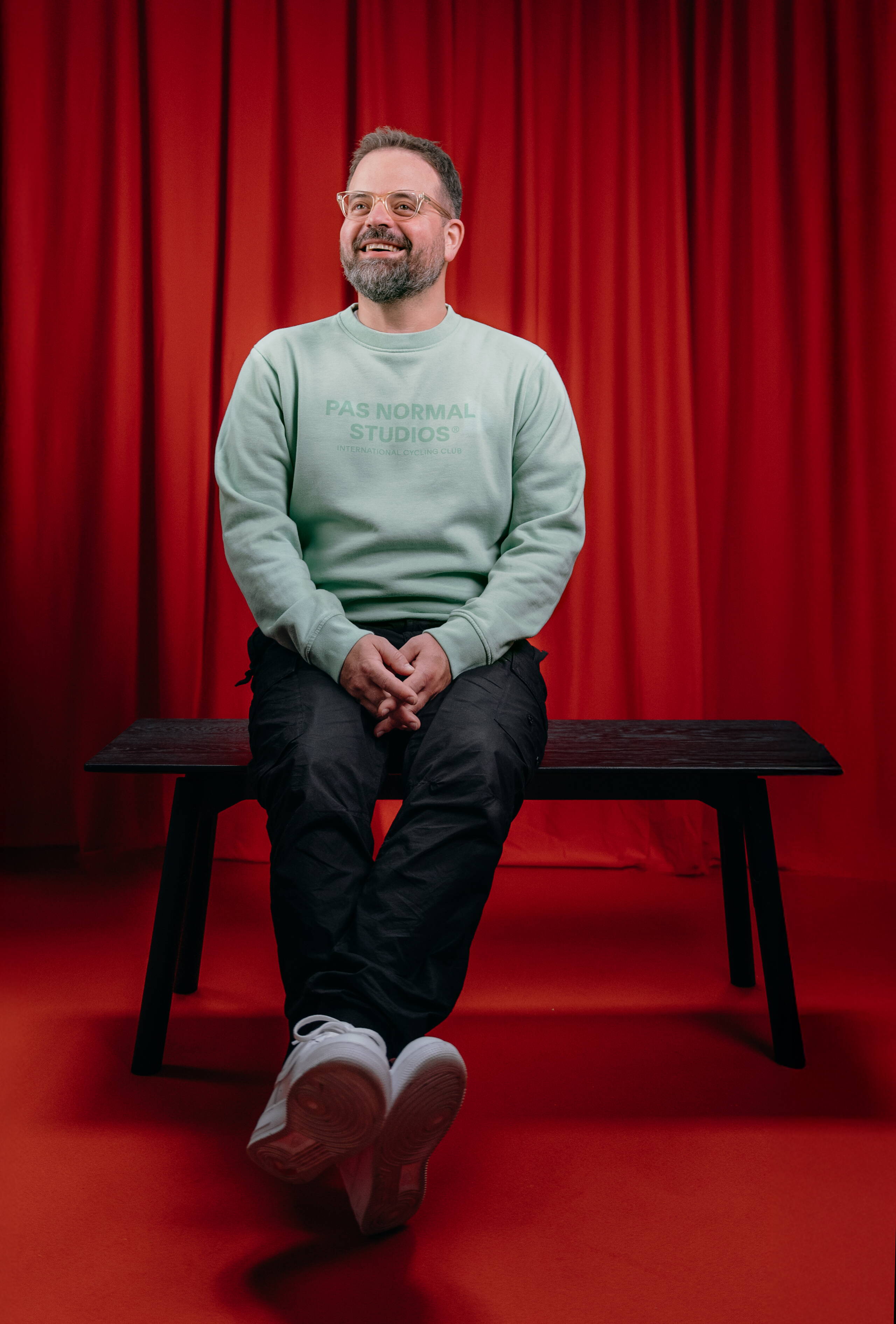 michel-de-maddalena.jpg Managing Partner Michel de Maddalena der Live Kommunikations Agentur evenjo im modernen Outfit vor rotem Studiohintergrund. live kommunikation, Corporate-Event, Eventagentur bern, eventplanung, firmenevents, teamevents bern, jubiläumsfeier, networking anlass, mitarbeiteranlass, mitarbeiter:innen-anlass evenjo-Team, Technik, Krea, Creative Director