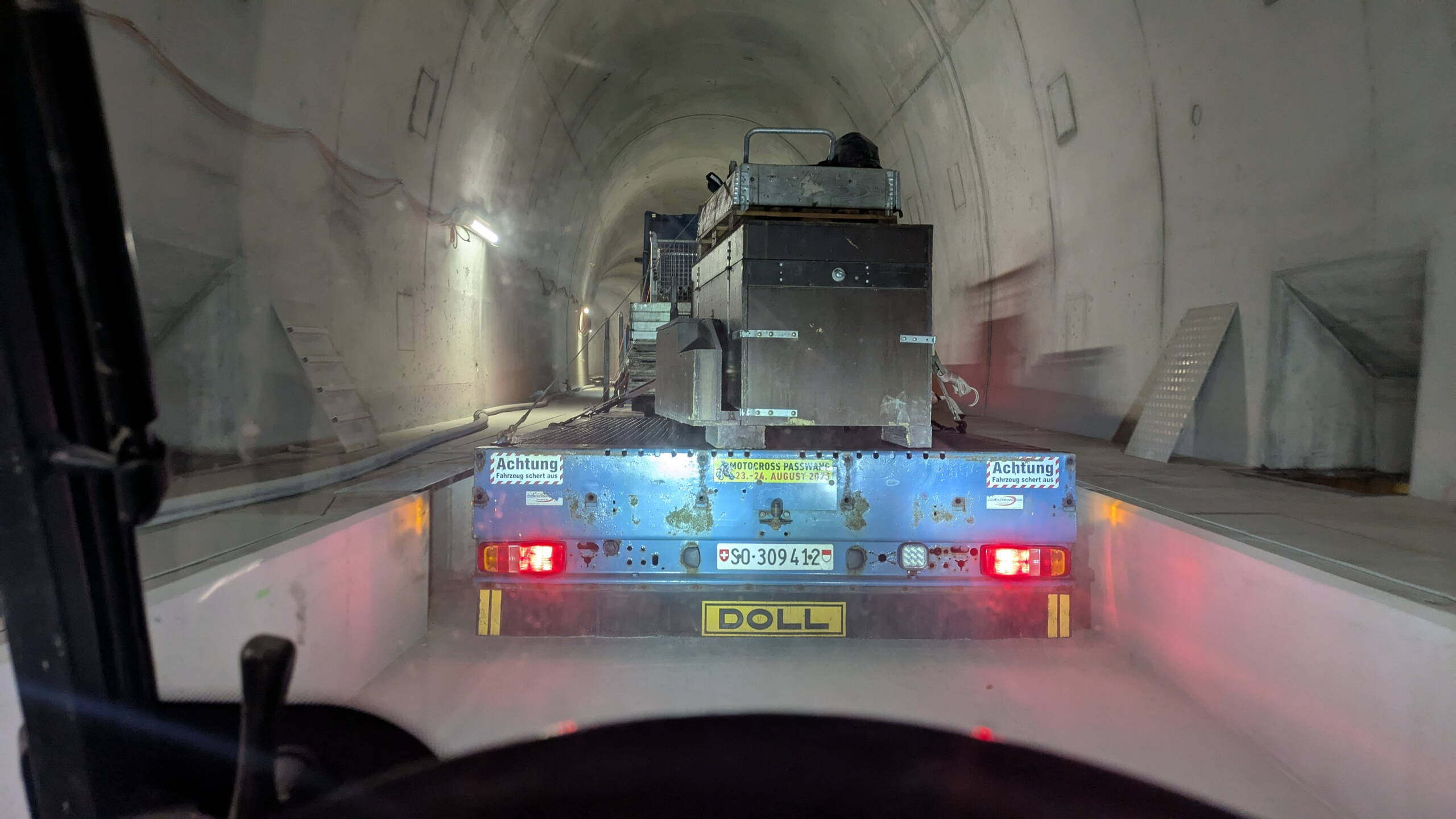 Eventlogistik im Tunnel des neuen RBS-Bahnhofs Bern: Ein Lastwagen transportiert Material für den Aufbau des Events auf der Marti-Baustelle.