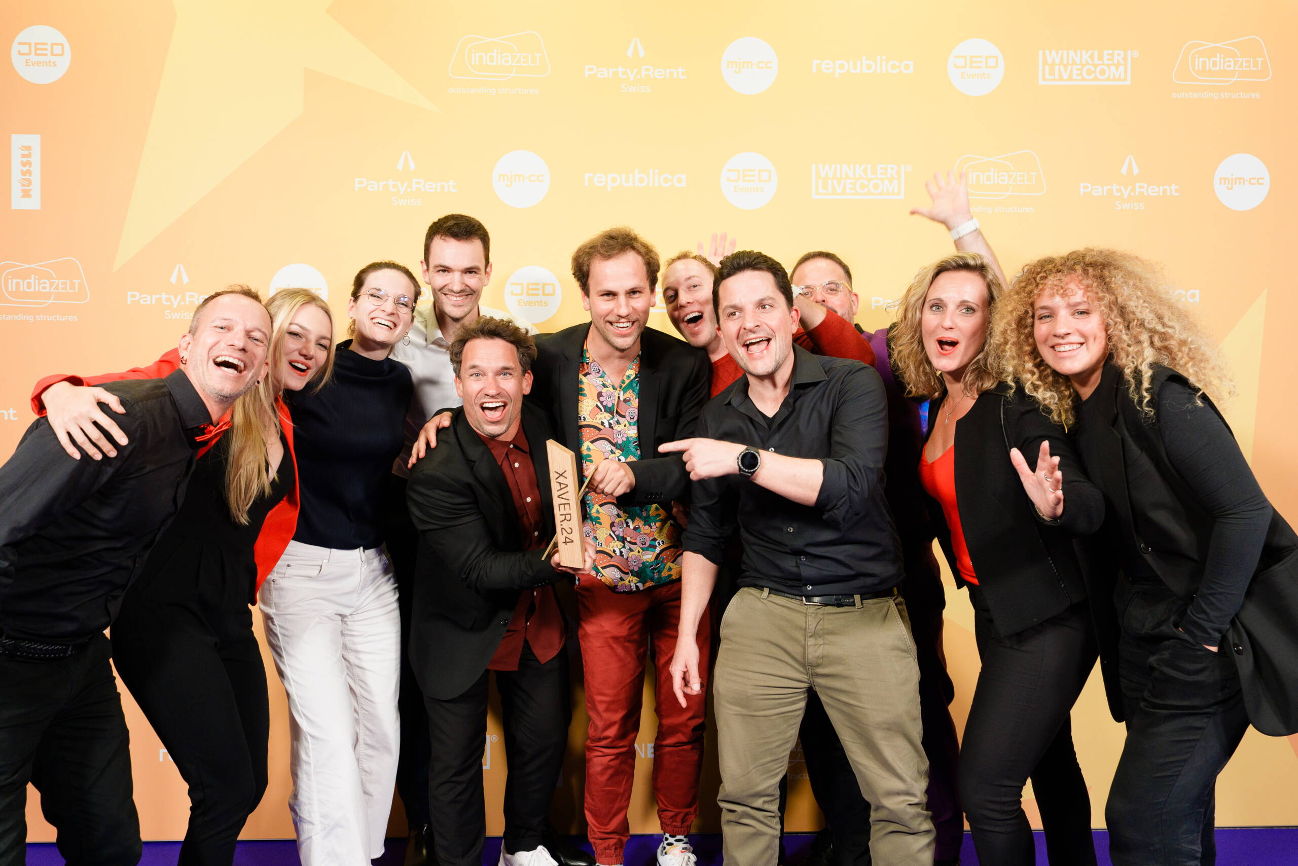xaveraward-evenjo-bern-superfinale.jpg Das evenjo-Team freut sich über den Gewinn des Public XAVER-Awards zusammen mit dem Team von Swiss Unihockey und der New Dance Academy. Einlaufshow, Lichteffekte, Emotionen, Sportevent Schweiz, Floorball, live kommunikation, Corporate-Event, Eventagentur bern, eventplanung, firmenevents, teamevents bern, jubiläumsfeier, networking anlass, mitarbeiteranlass, Technik, Public Events, Sport und Entertainment Events, markenerlebnis, Brand Experience, Corporate-Event, Lichtshow, Eröffnungsshow