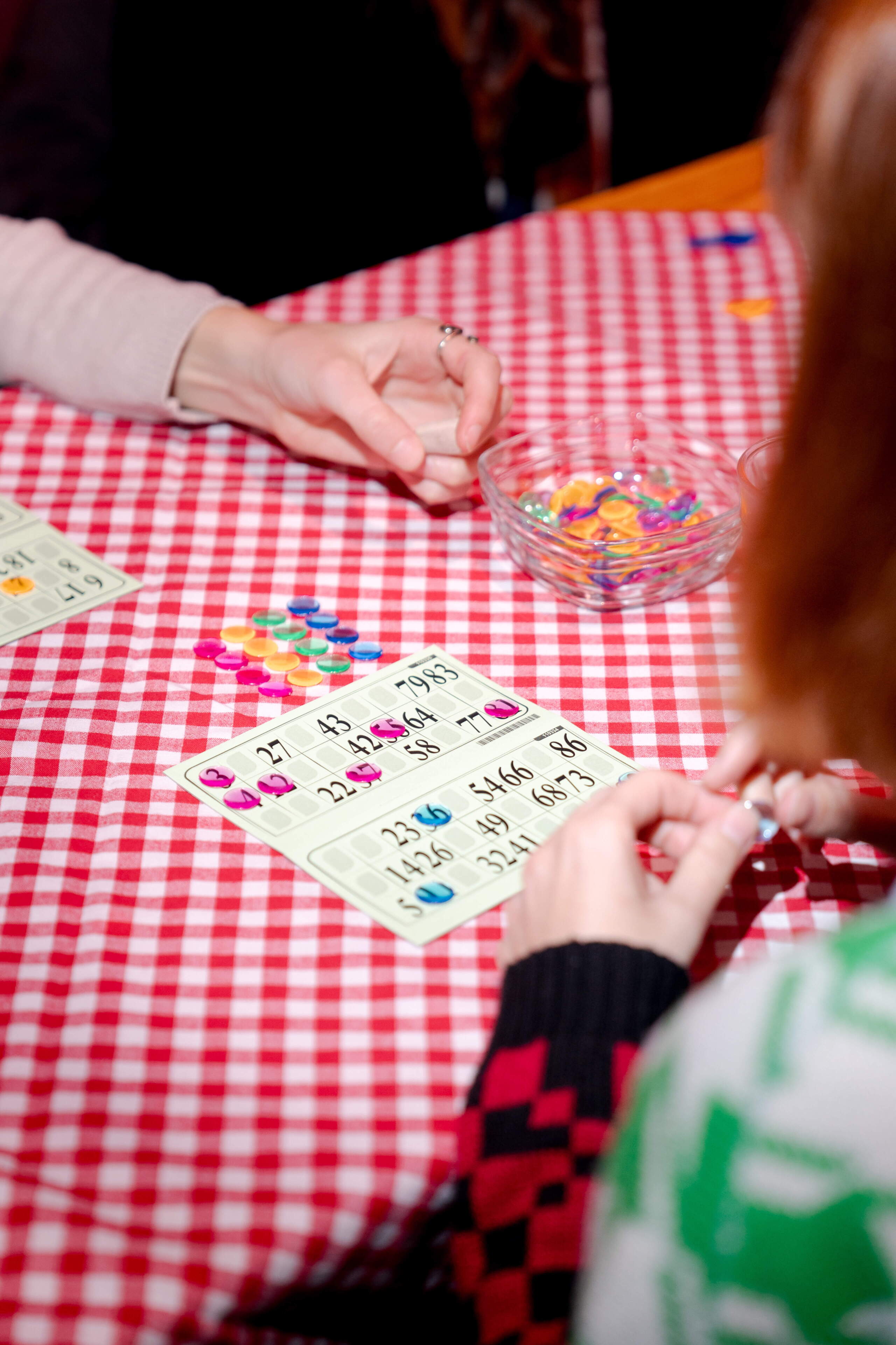 evenjo_gurtenfestival_superlotto_publicevent_bern-8.jpg Hände markieren Bingozahlen auf rot-weiss kariertem Tisch – spielerischer Wettbewerb und Spannung beim Public Event.
Bingo, Mitmachaktion, Lotto, Festivalspiel, Teilnehmeraktivierung, live kommunikation, eventagentur bern, teamevents bern, live kommunikation