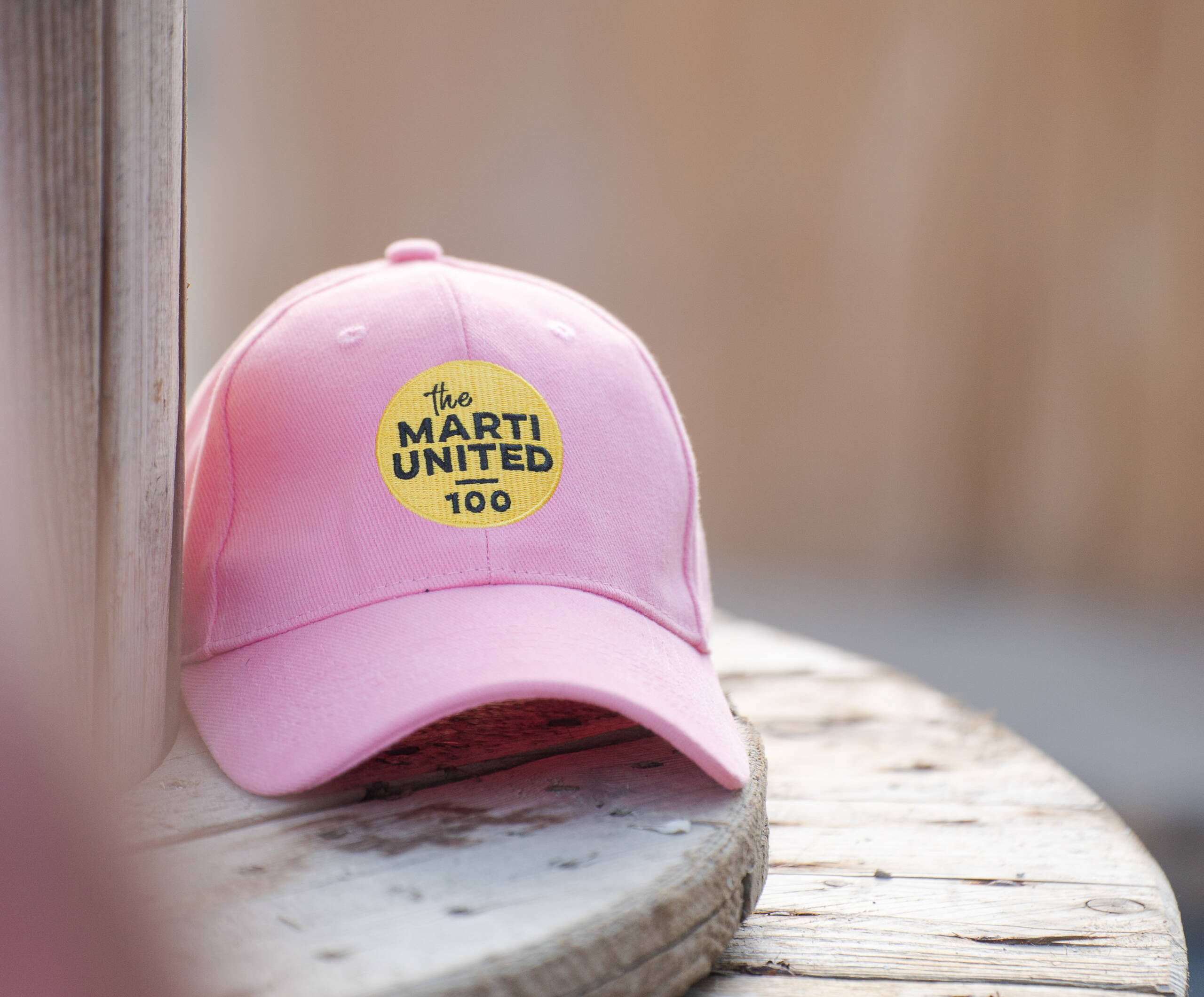 crossmediale-kommunikation-jubilaeum-marti-ag-10.jpg Rosa Cap mit dem Marti United 100 Logo als Merchandise-Artikel zum Firmenjubiläum. Marti United 100, Merchandise, Cap, Jubiläumsgeschenk, Event-Souvenir, Branding, Firmenevent, Give Away, Markenerlebnis, Brand Experience, Mitarbeiteranlass, Live Kommunikation, Corporate-Event