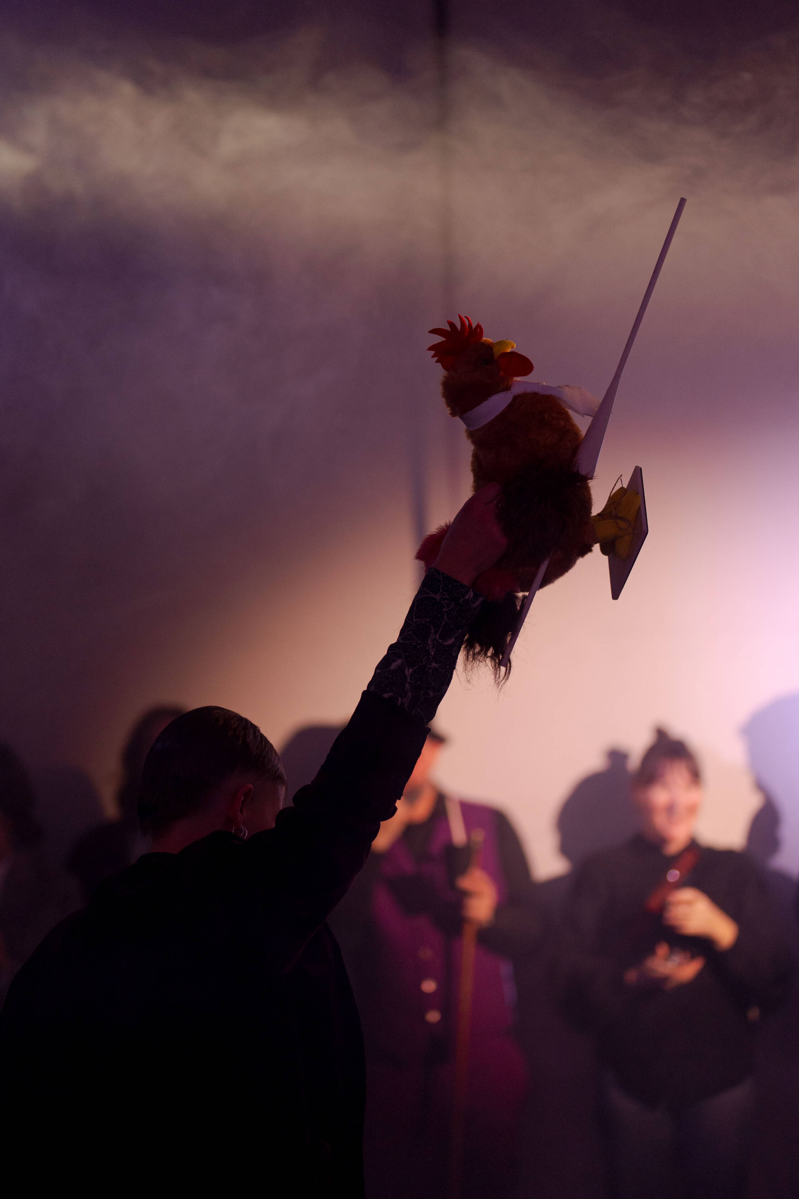 evenjo-sause-plueschhahn.jpg Ein Gast hält triumphierend einen Huhn-Roboter hoch – einzigartiges Eventgame und humorvolle Live-Aktion bei der evenjo Sause. markenerlebnis, Brand Experience, mitarbeiteranlass, live kommunikation, Corporate-Event, Markenerlebnis, eventplanung, jubiläumsfeier, mitarbeiteranlass, teamevent, Siegerpose, Eventspiel, kreative Live-Aktion, humorvolles Erlebnis
