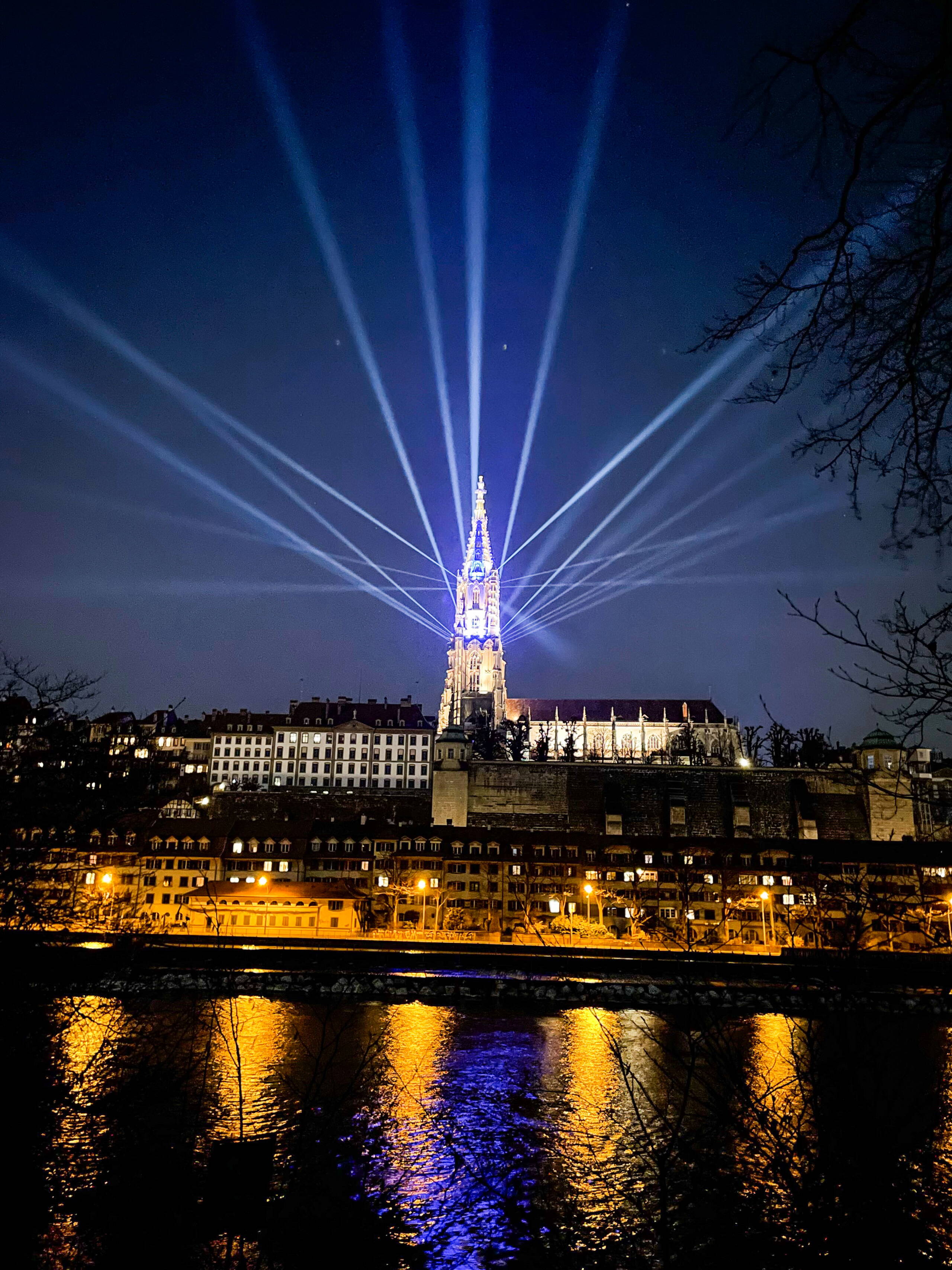 museumsnacht-bern-evenjo_Muenster_public-event.jpg Lichtshow am Berner Münster bei der Museumsnacht – eindrucksvolle Illumination und Eventinszenierung in der Altstadt. Museumsnacht Bern, Lichtshow, Münster Bern, Eventinszenierung, Nachtbeleuchtung, Stadtmarketing, Live-Kommunikation, Markenerlebnis, Brand Experience, Corporate-Event, eventplanung,Verein Museen Bern, Publicevent, Stadt Bern, Eventagentur Bern, Technik, Beleuchtung