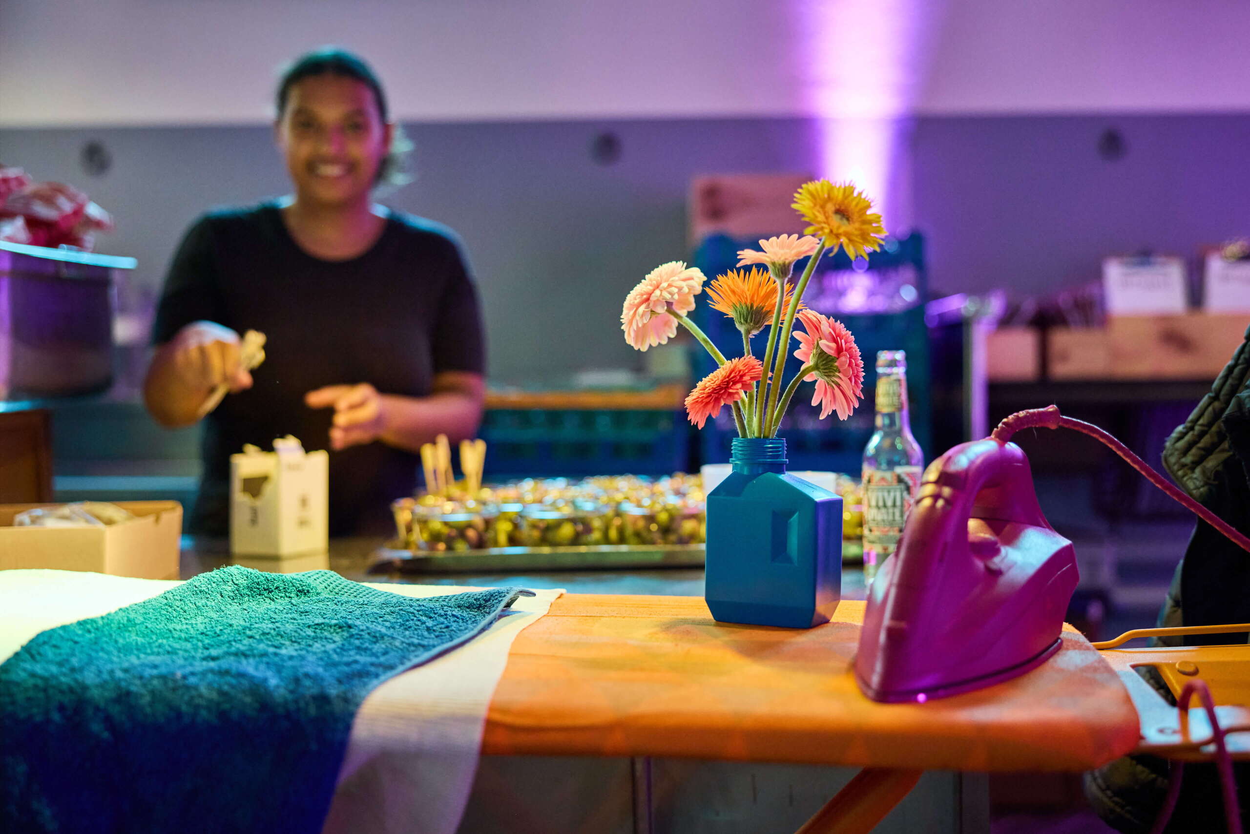 evenjo_swisstextiles_jubilaeum-17.jpg Buffet mit Waschthemen-Deko
Dekoratives Buffet mit geblümter Vase, Bügeleisen und Handtüchern – charmante Kombination aus Gastlichkeit und thematischer Gestaltung. Food Experience, Eventcatering, Textile Deko, Designkonzept, Swiss Textiles Event, markenerlebnis, Brand Experience, Riithalle Zürich, Dekoration, jubiläumsfeier, mitarbeiteranlass, live kommunikation