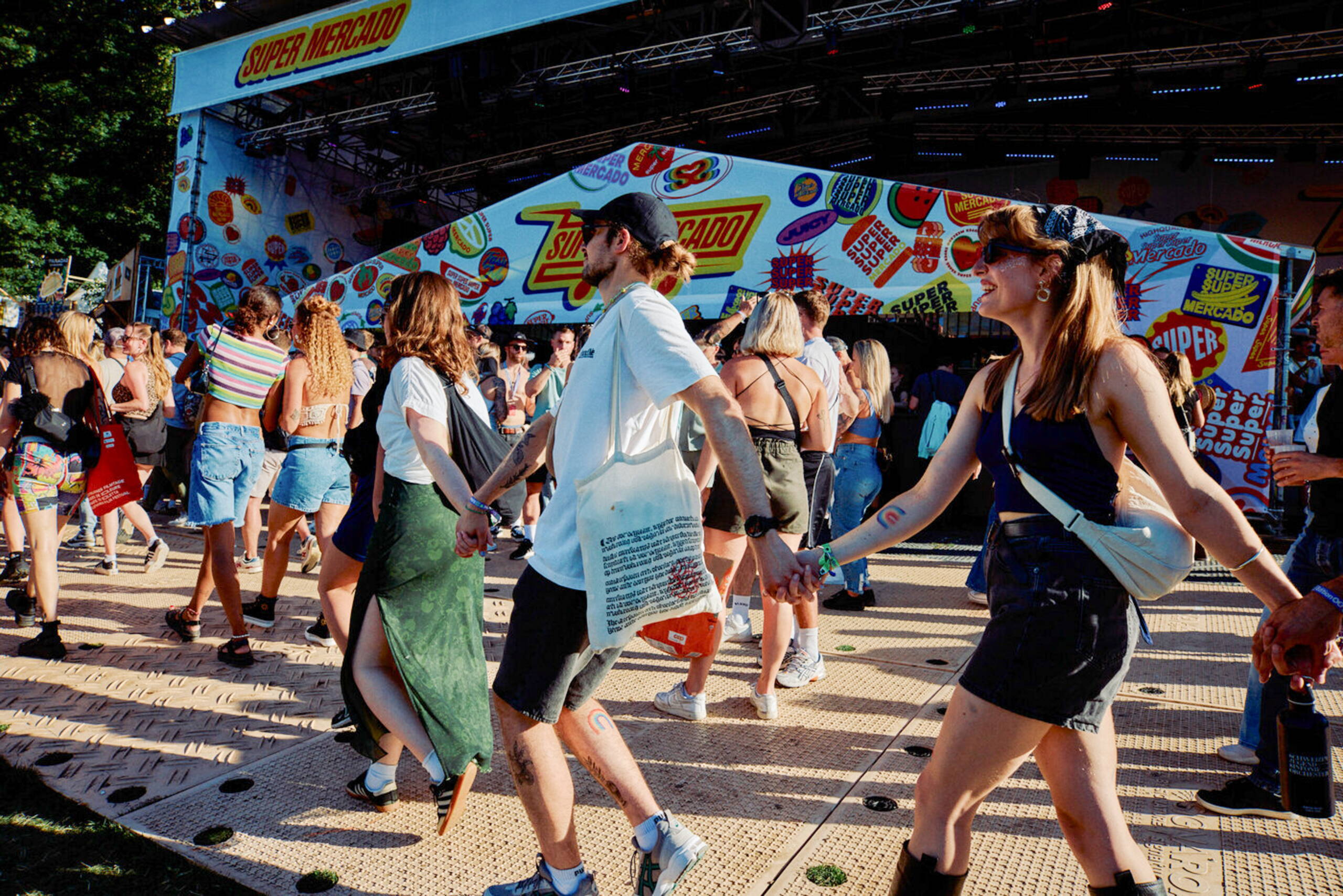 gurtenfestival-evenjo-ag-bern-supermercado.jpg Der Supermercado am Gurtenfestival im farbenfrohen Design – Festivalgäste geniessen das Open-Air-Erlebnis bei strahlendem Wetter.
Bühne, Open-Air, Sommerfestival, Bern, Festivalbesucher, Bühnenbild, Markenerlebnis, Brand Experience, Corporate-Event, eventplanung, Publicevent, Eventagentur Bern, Technik, Beleuchtung, Live Kommunikation, Gurten, Dancetents, soundgarden, cosmodrome